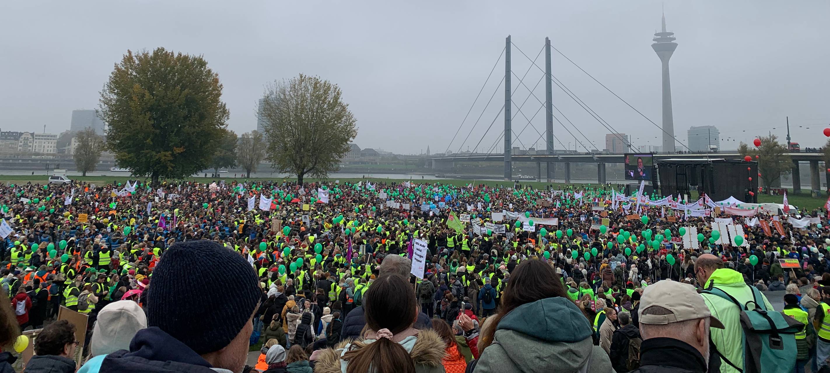 Großdemo auf den Rheinwiesen zum Thema "NRW bleib sozial". Viele Menschen stehen dicht an dicht.