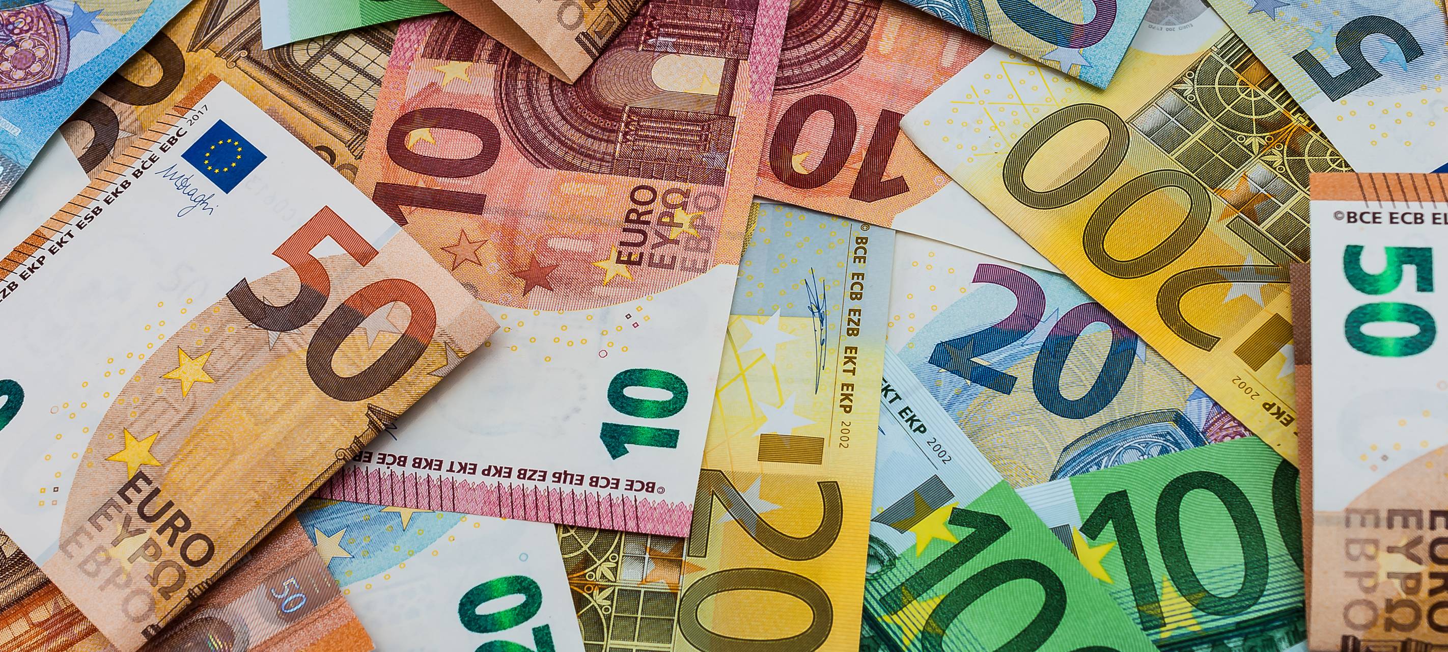 Viele Eurobanknoten. Teilweise sind sie gefaltet. Die Bandbreite reicht von 10€ bis 200€.