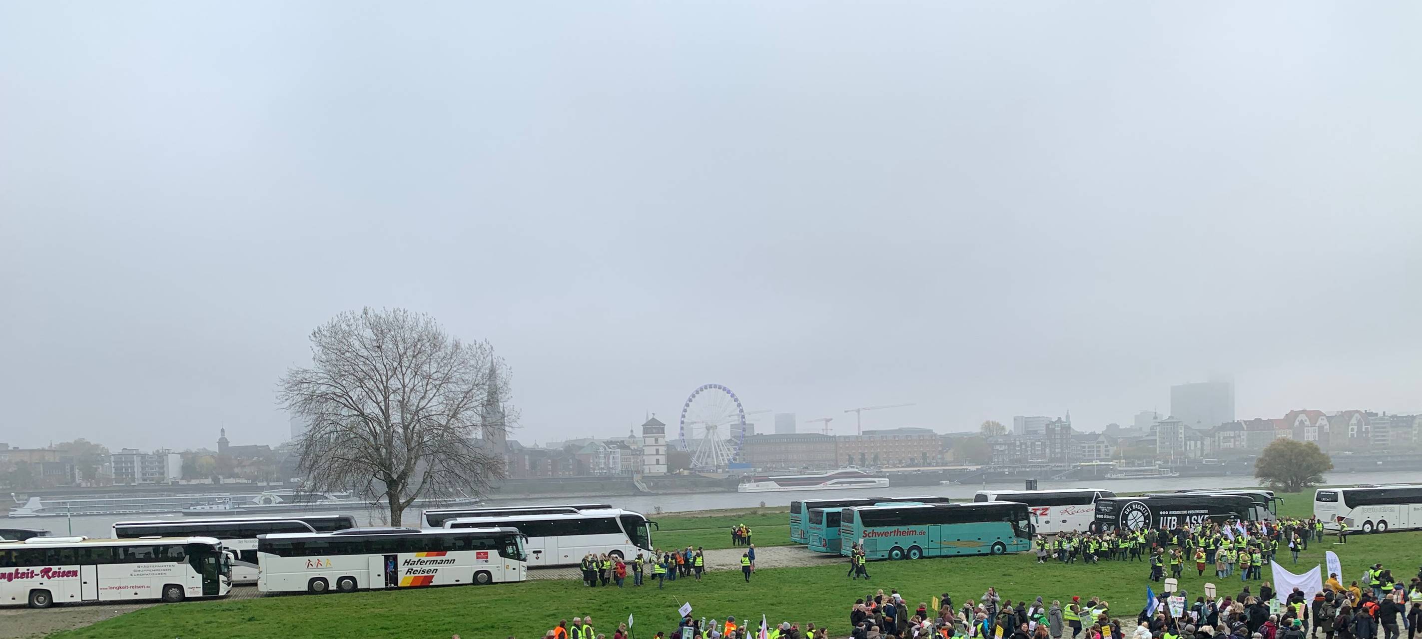 Großdemo auf den Rheinwiesen zum Thema "NRW bleib sozial". Viele Menschen laufen auf den Rheinwiesen in Richtung Bühne