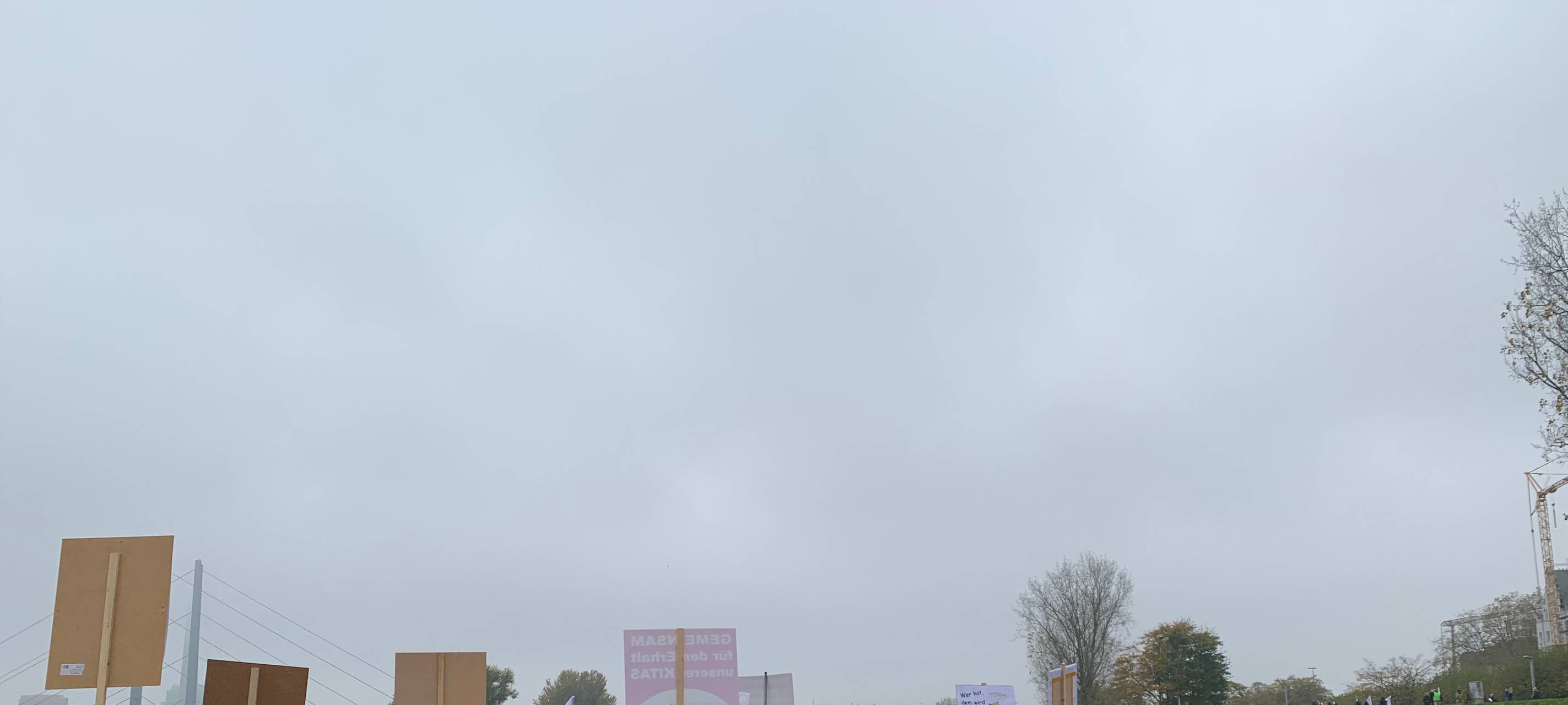 Großdemo auf den Rheinwiesen zum Thema "NRW bleib sozial". Viele Menschen stehen dicht an dicht.