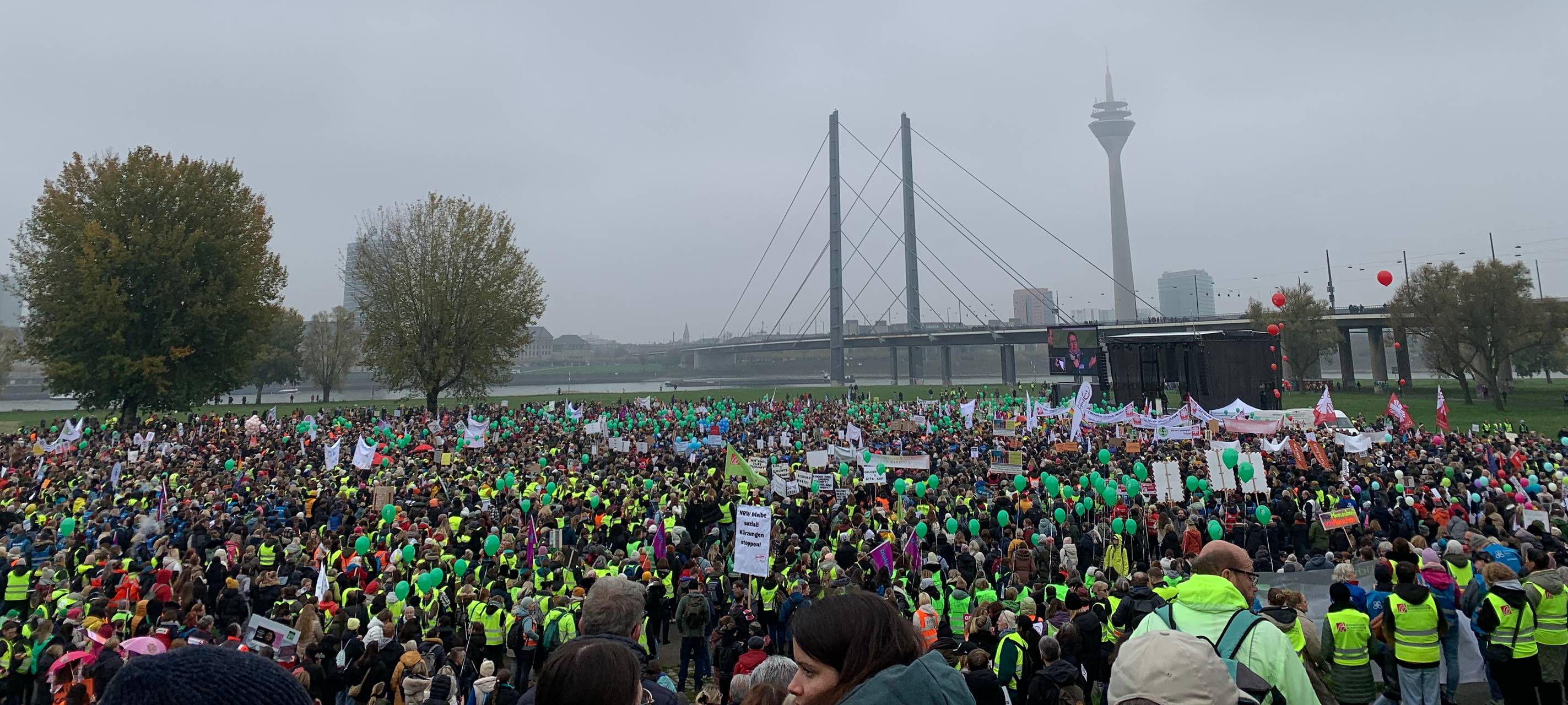 Großdemo auf den Rheinwiesen zum Thema "NRW bleib sozial". Viele Menschen stehen dicht an dicht.
