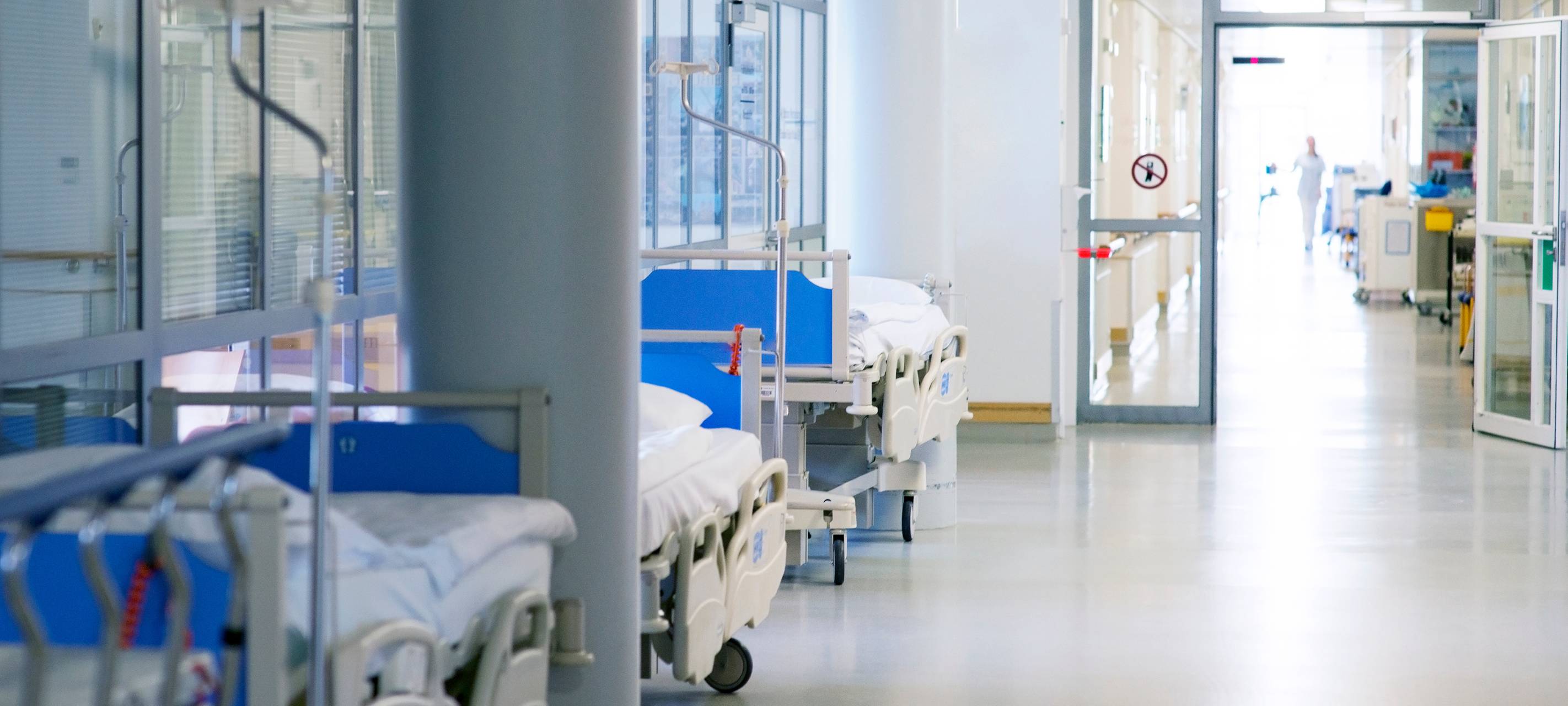 Ein Krankenhausflur mit eingen Krankenbetten.