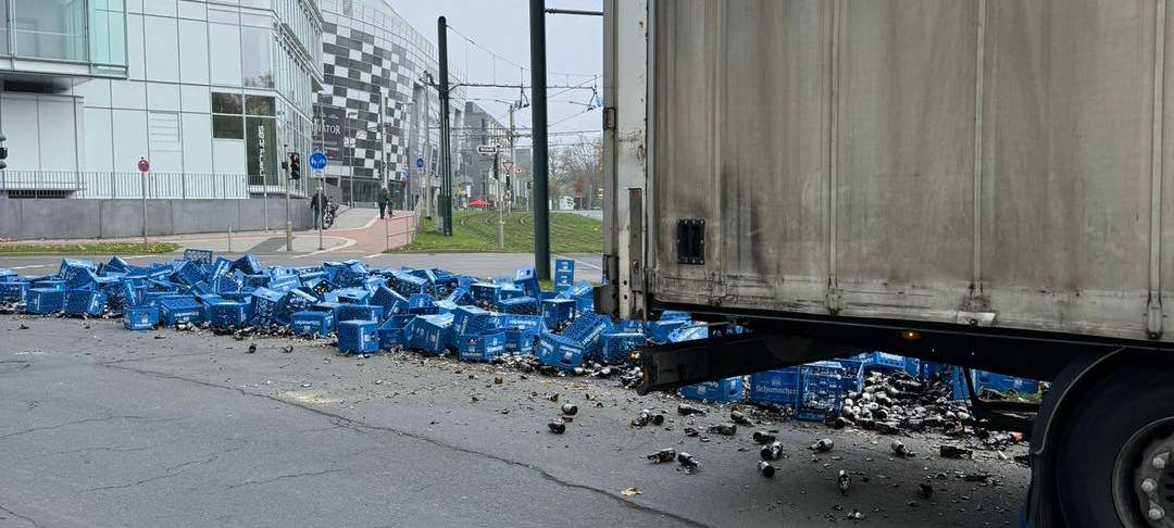 Ein LKW hat im Medienhafen Ladung verloren. Es sind leere Bierkästen der Brauerei Schumacher. Sie liegen teilweise auf der Holzstraße.