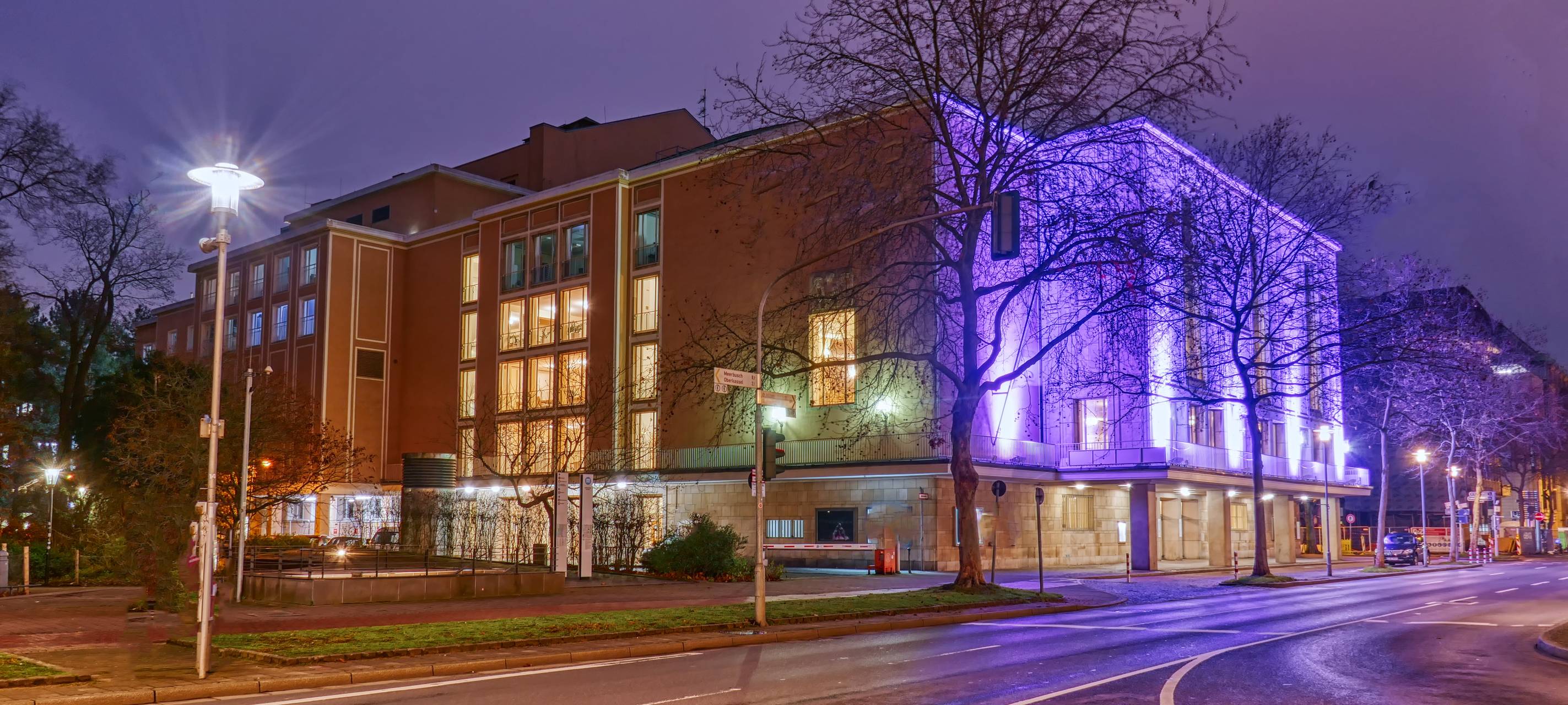 Die Düsseldorfer Oper bei Nacht. Fotografiert auf der Heinrich-Heine-Allee in Düsseldorf.