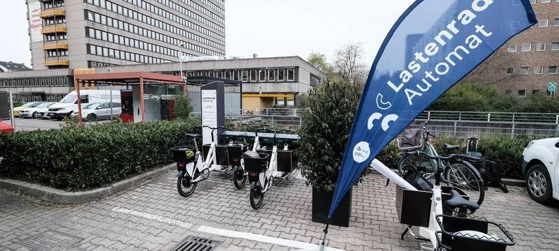 Eine Lastenrad-Automat mit einem Lastenfahrrad vor dem technischen Rathaus in Düsseldorf-Bilk.