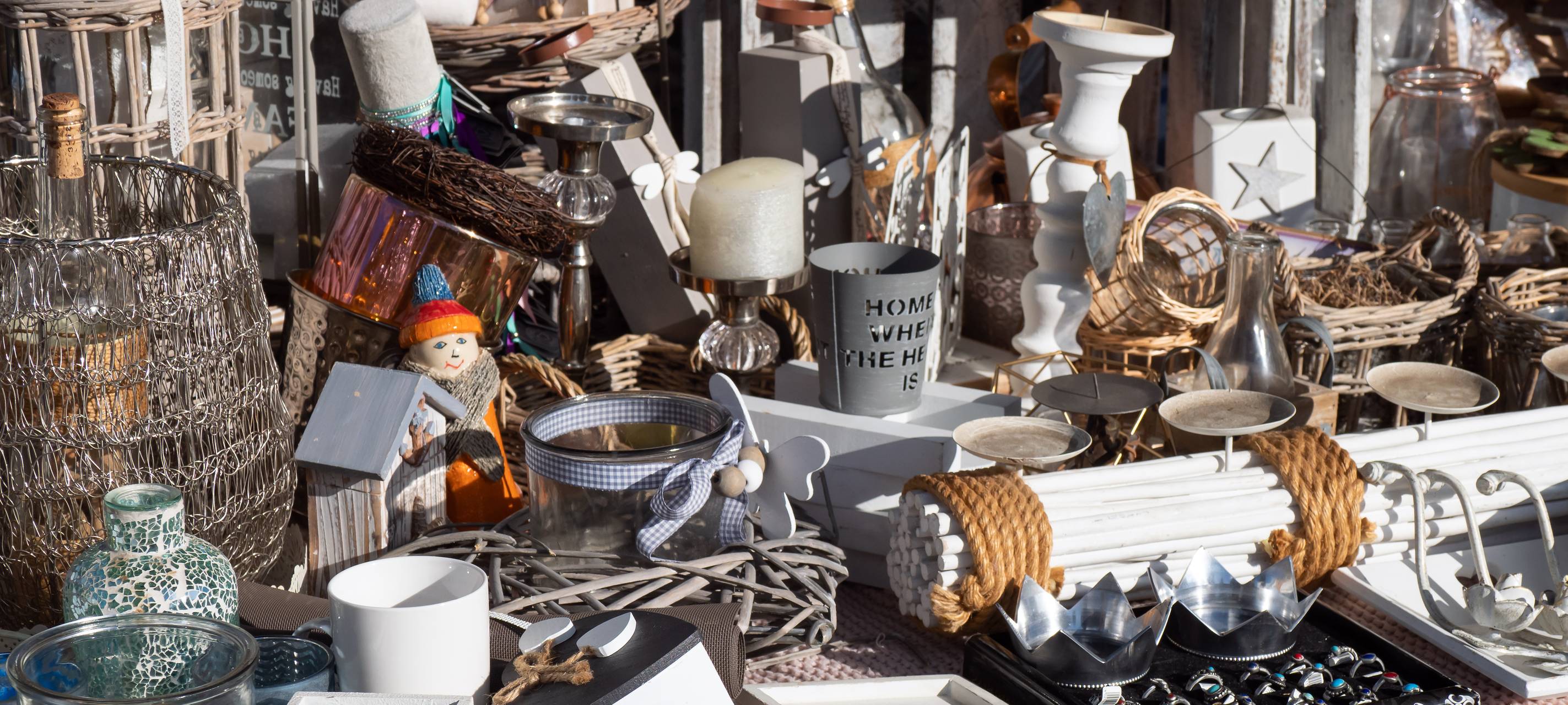 Ein Stand auf einem Trödelmarkt. Das Angebot ist vielfältig.