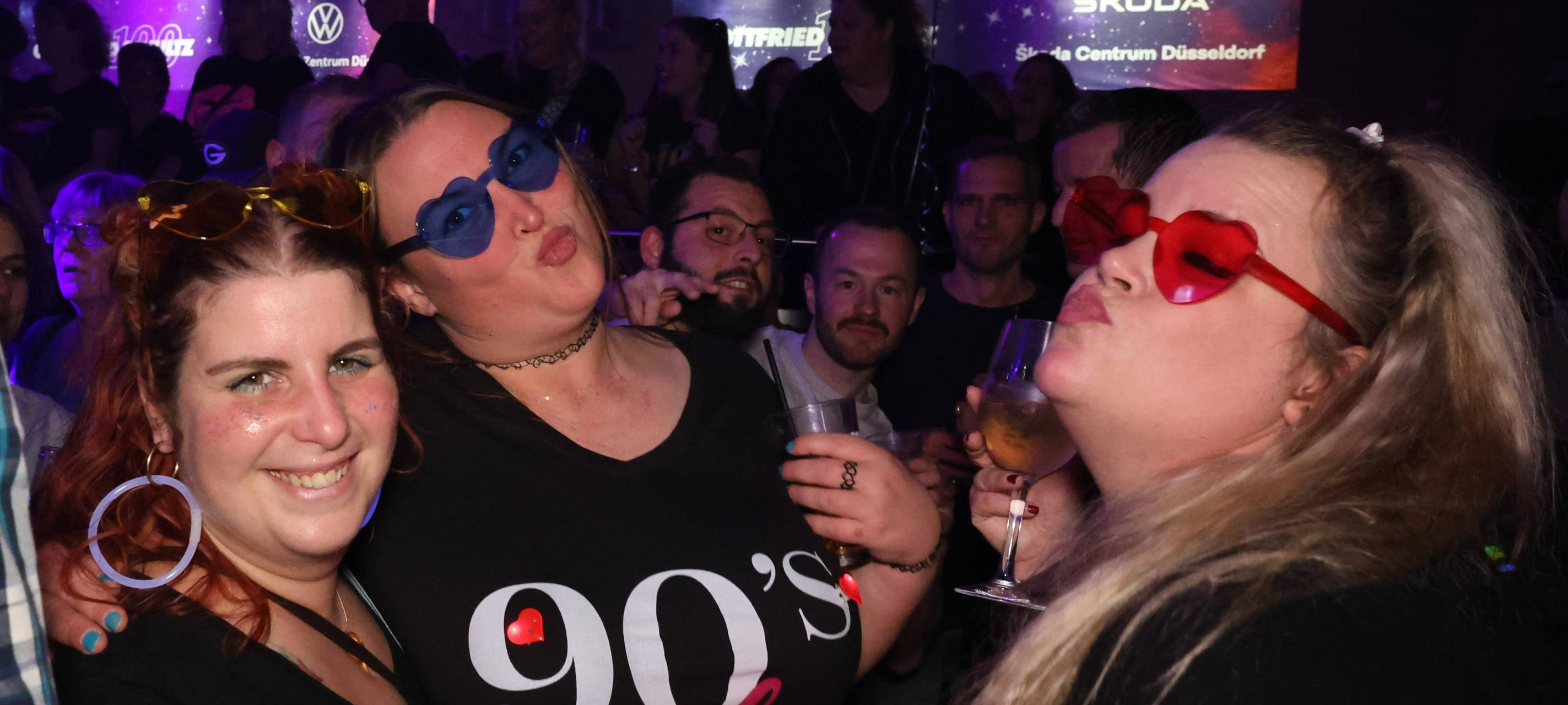 Drei Damen posieren für ein Foto in der Nachtresidenz. Zwei von ihnen tragen Herz-Sonnenbrillen und machen einen Kussmund. Die dritte Damen trägt die Sonnebrille auf dem Kopf und hat Glitzer im Gesicht. Sie wirken ausgelassen und glücklich.