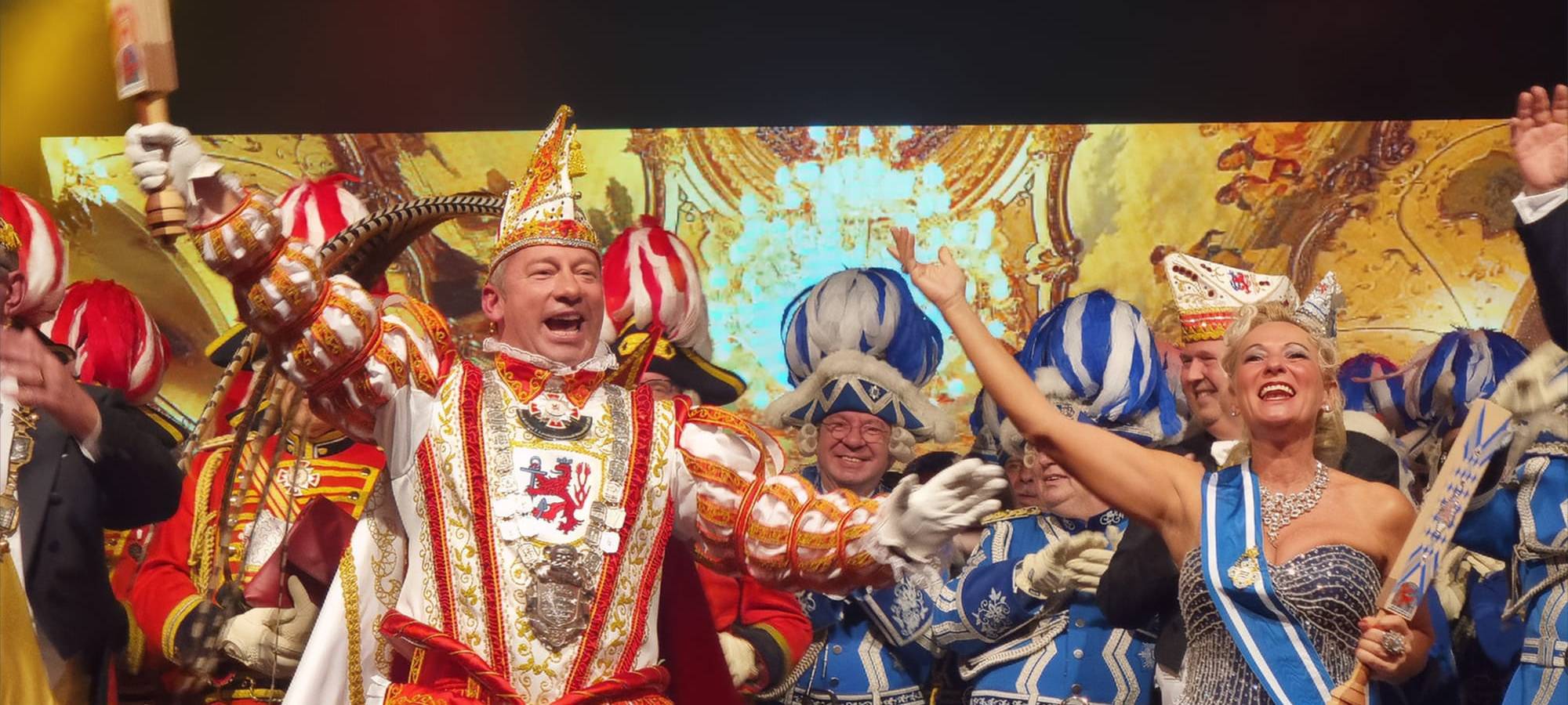 Das neue Düsseldorfer Prinzenpaar, Prinz Anderas I. und seine Venetia Evelyn, feiert festlich und karnevalistisch gekleidet auf der Bühne.