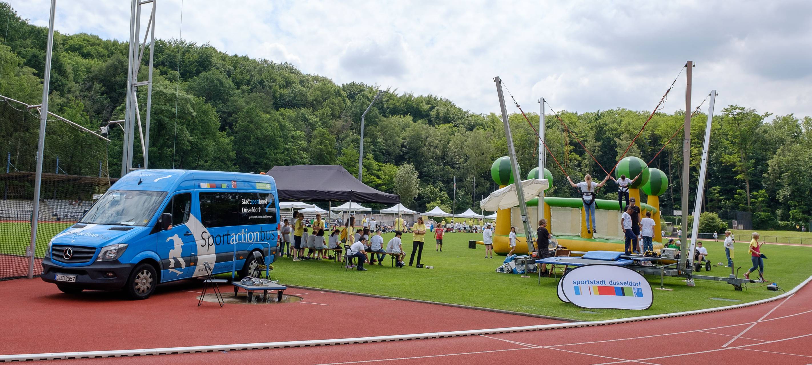 Der Sportactionbus der Stadt und des Stadtsportbundes auf einer Sportanlage.