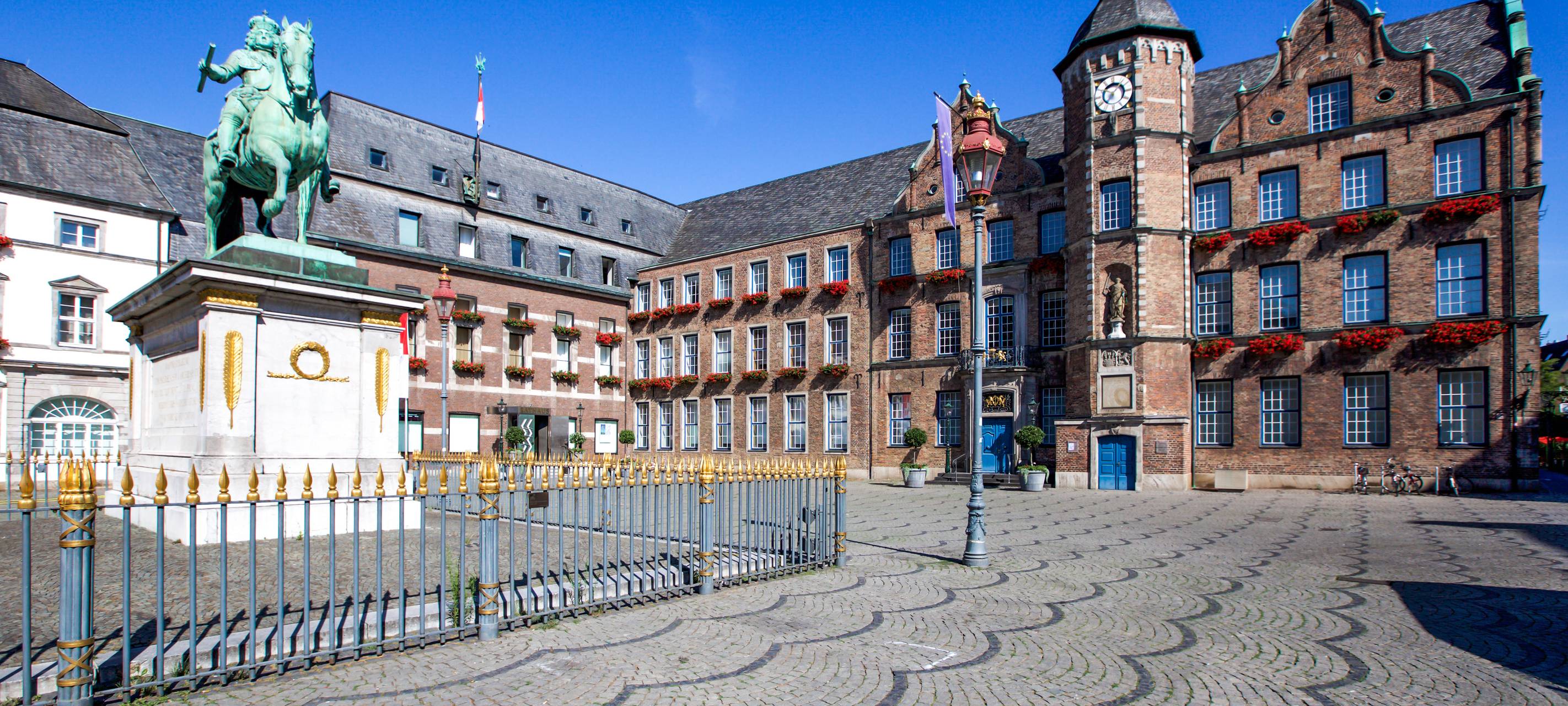 Das Düsseldorfer Rathaus auf dem Markplatz in der Altstadt. Im Vordergrund steht das Jan-Wellem-Denkmal.