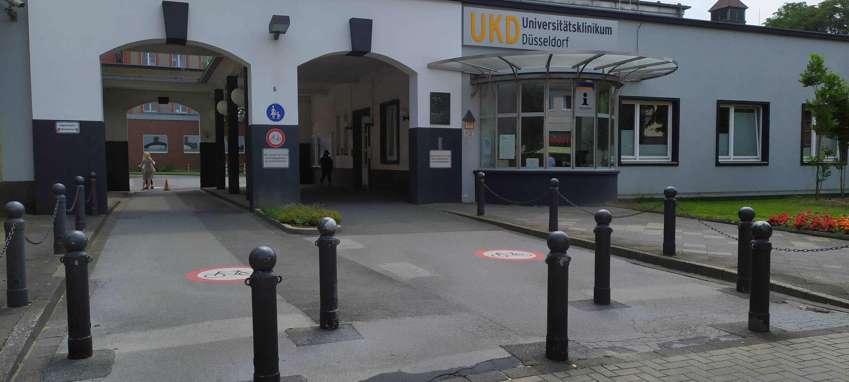Der Eingangsbereich der Uni-Klinik in Düsseldorf.