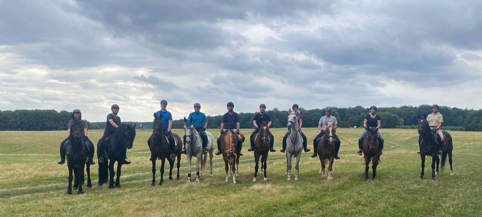 Mitglieder der Gesellschaft RC Wilhelm Marx beim gemeinsamen Ausritt mit ihren Pferden.