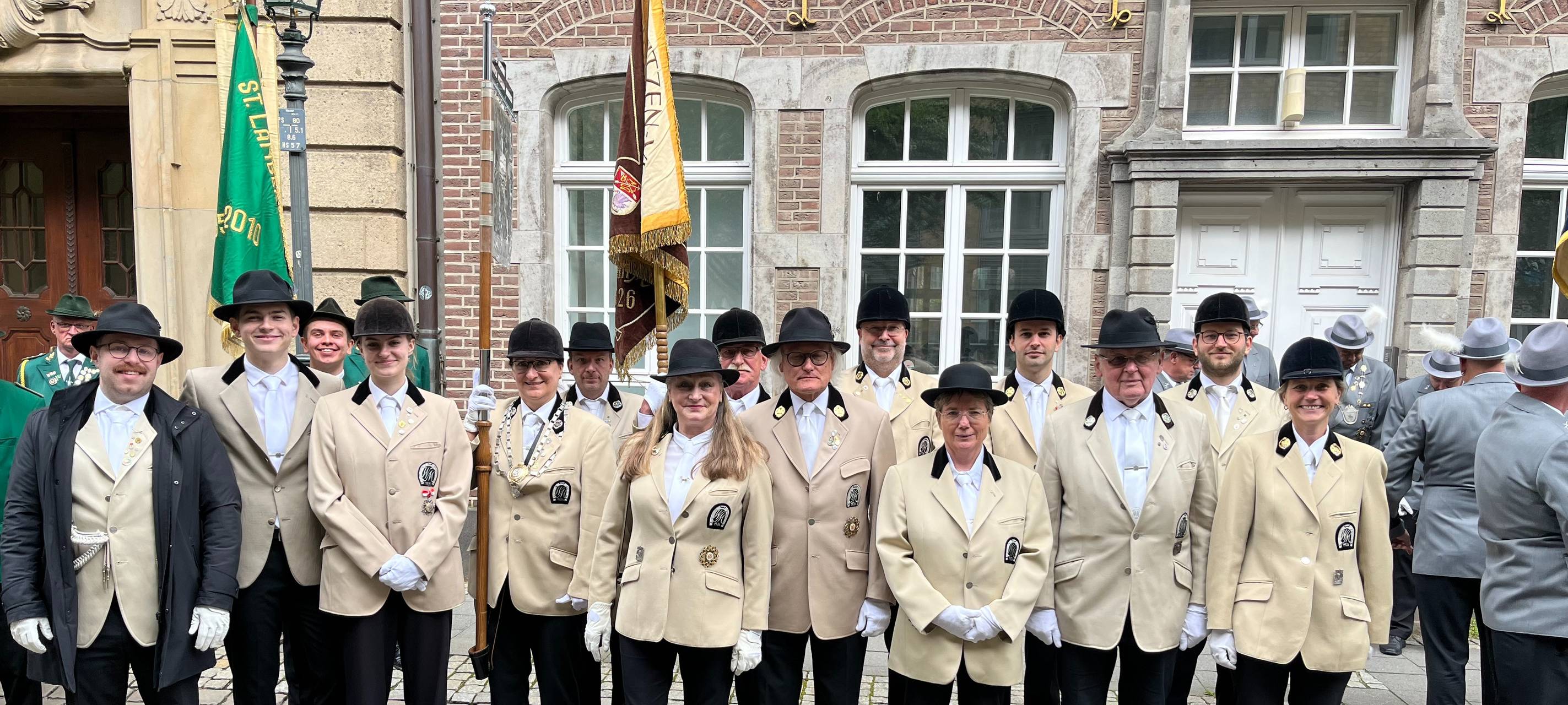 Ein Gruppenbild mit Mitgliedern der Schützengesellschaft Ges. RC Wilhelm Marx. Die Menschen tragen ihre Schützenuniformen.