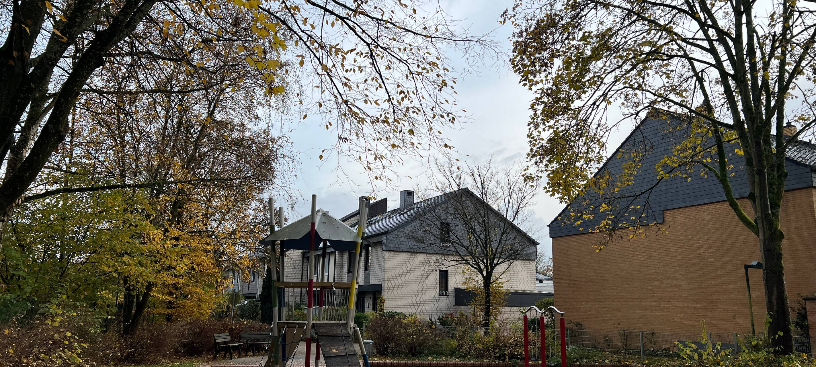 Kleiner Spielplatz für Kinder direkt in einem Wohngebiet in Hellerhof
