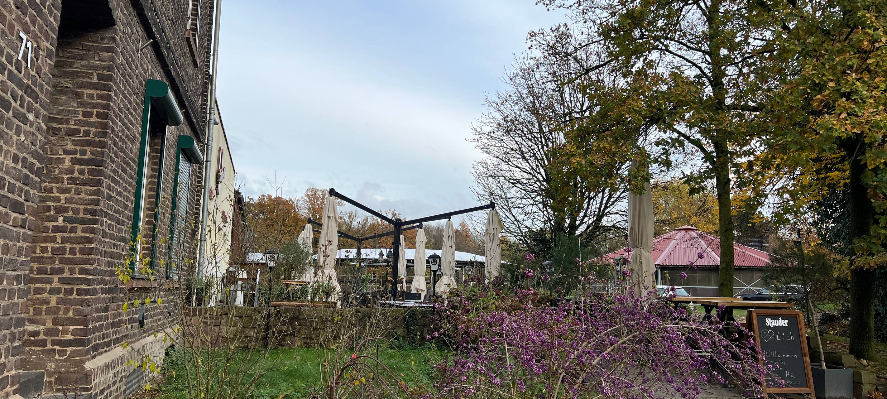 Weg zum Restaurant Hotte Hü direkt neben der Reinanlage Gut Hellerhof