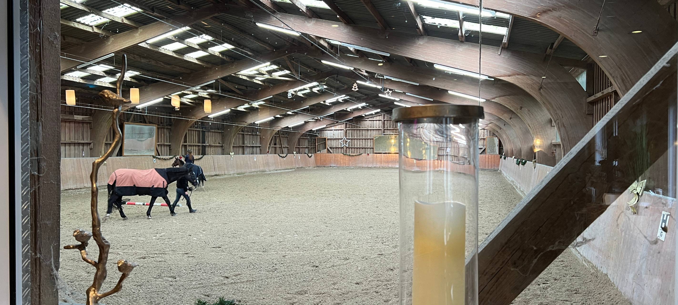 Im Restaurant Hotte Hü in Hellerhof kann man während des Essens den Pferden beim Reiten zuschauen