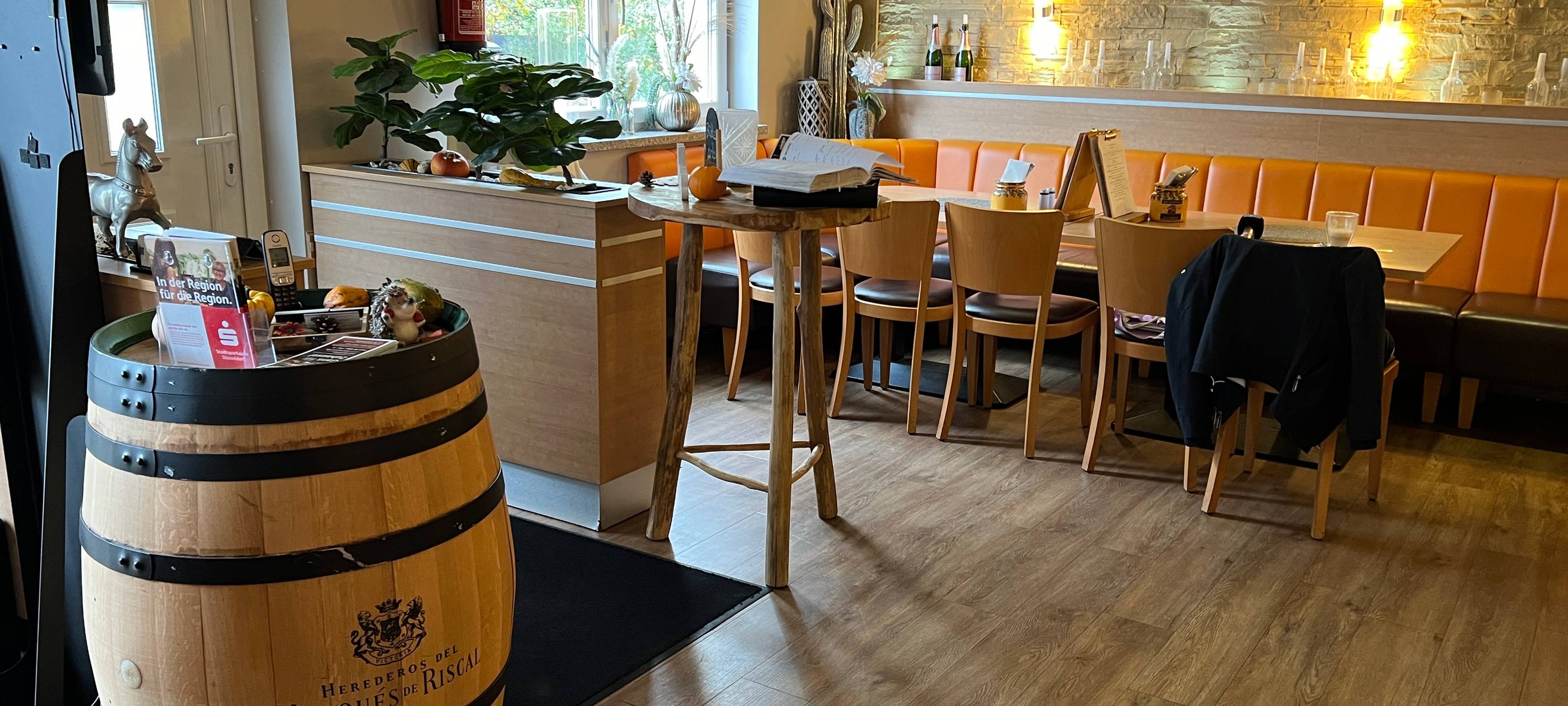 gemütlich eingerichteter Innenbereich im Restaurant Hotte Hü in Hellerhof