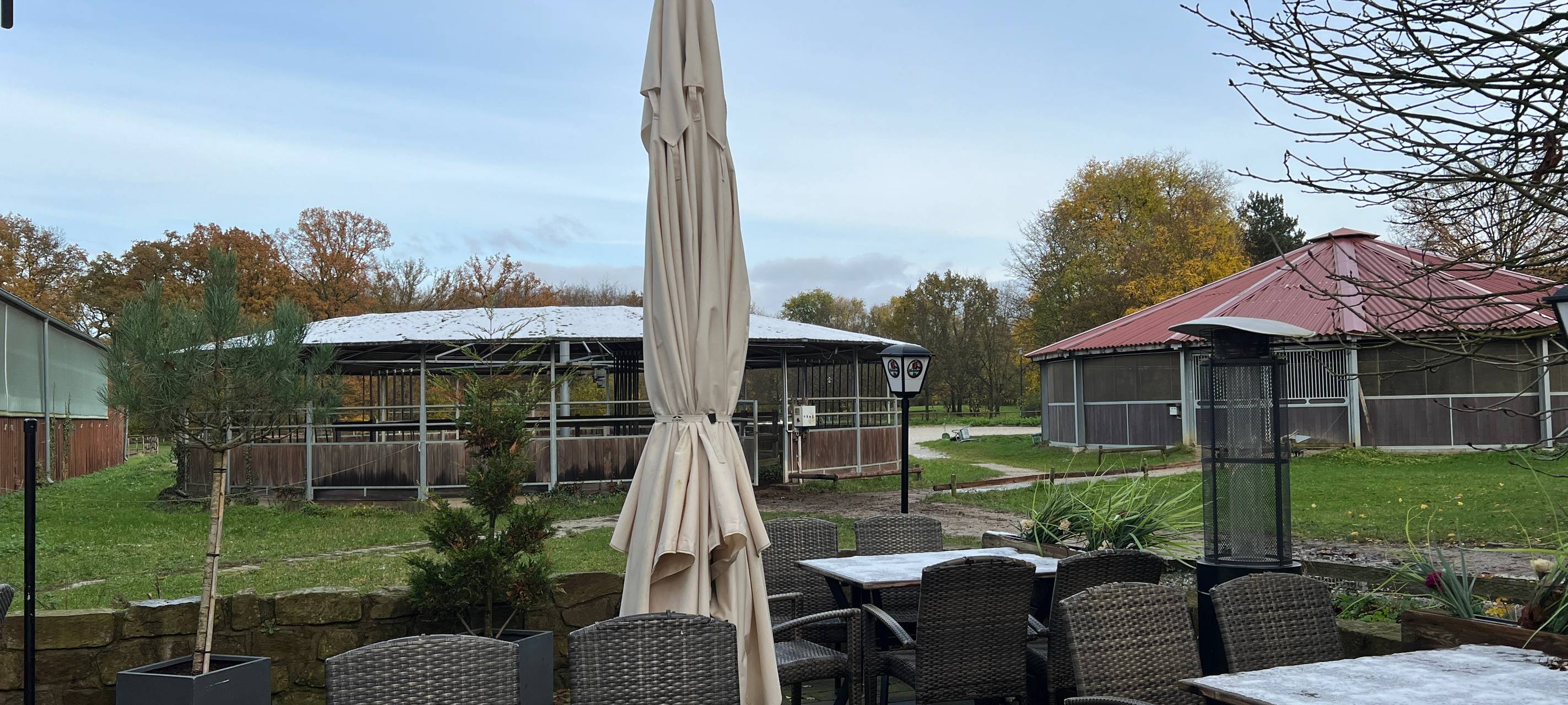Außenbereich des Hotte Hü's in Hellerhof mit Blick auf die Reitanlage