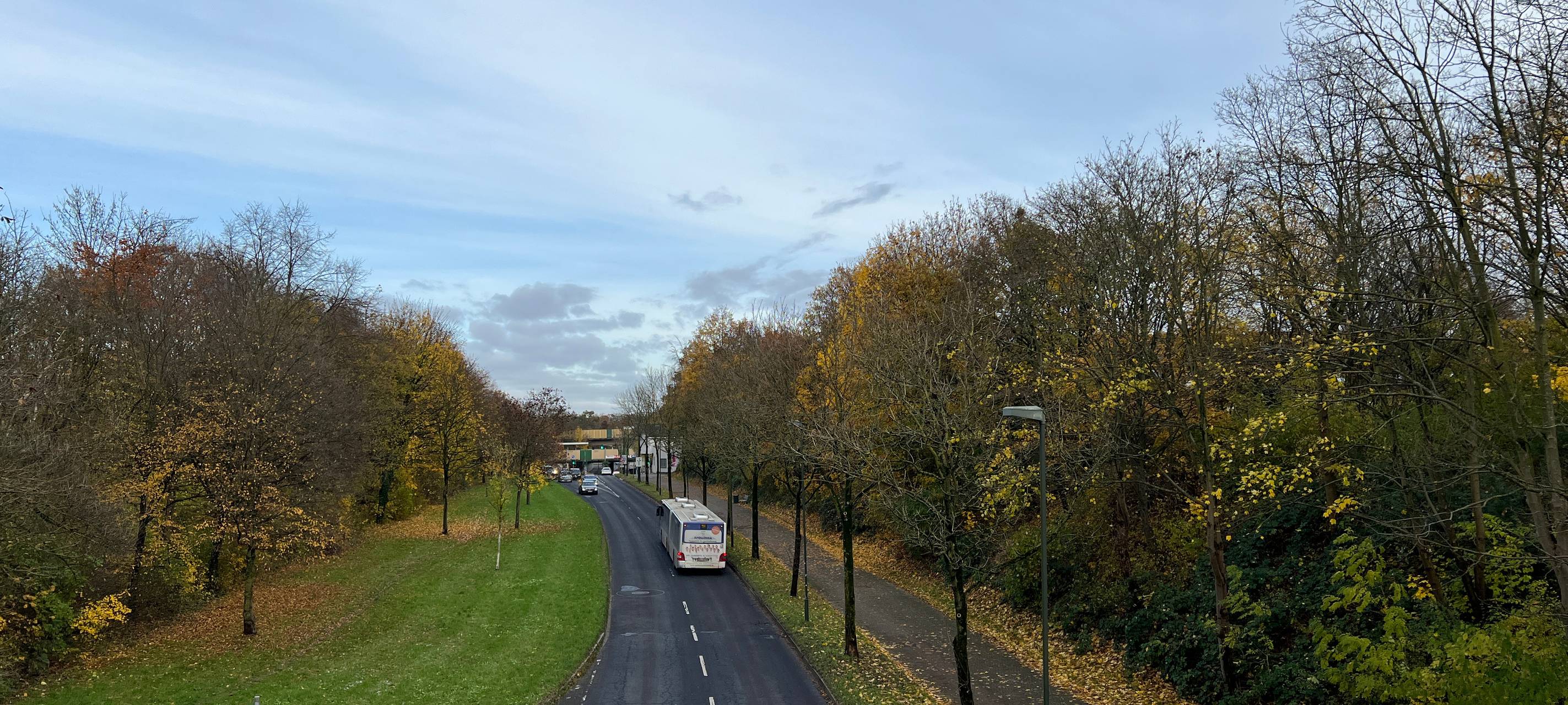 Blick auf eine große Straße, die mitten durch Hellerhof führt