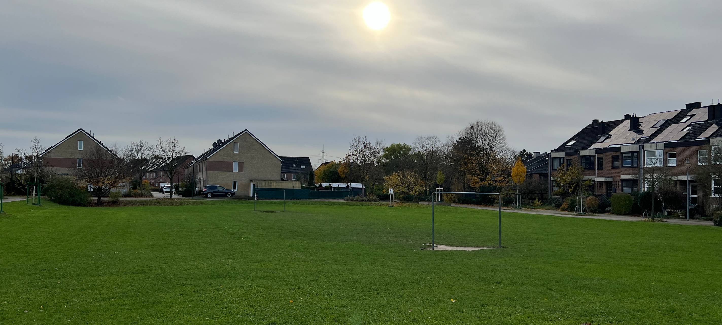 Blick auf eine große Fußballwiese in Düsseldorf Hellerhof