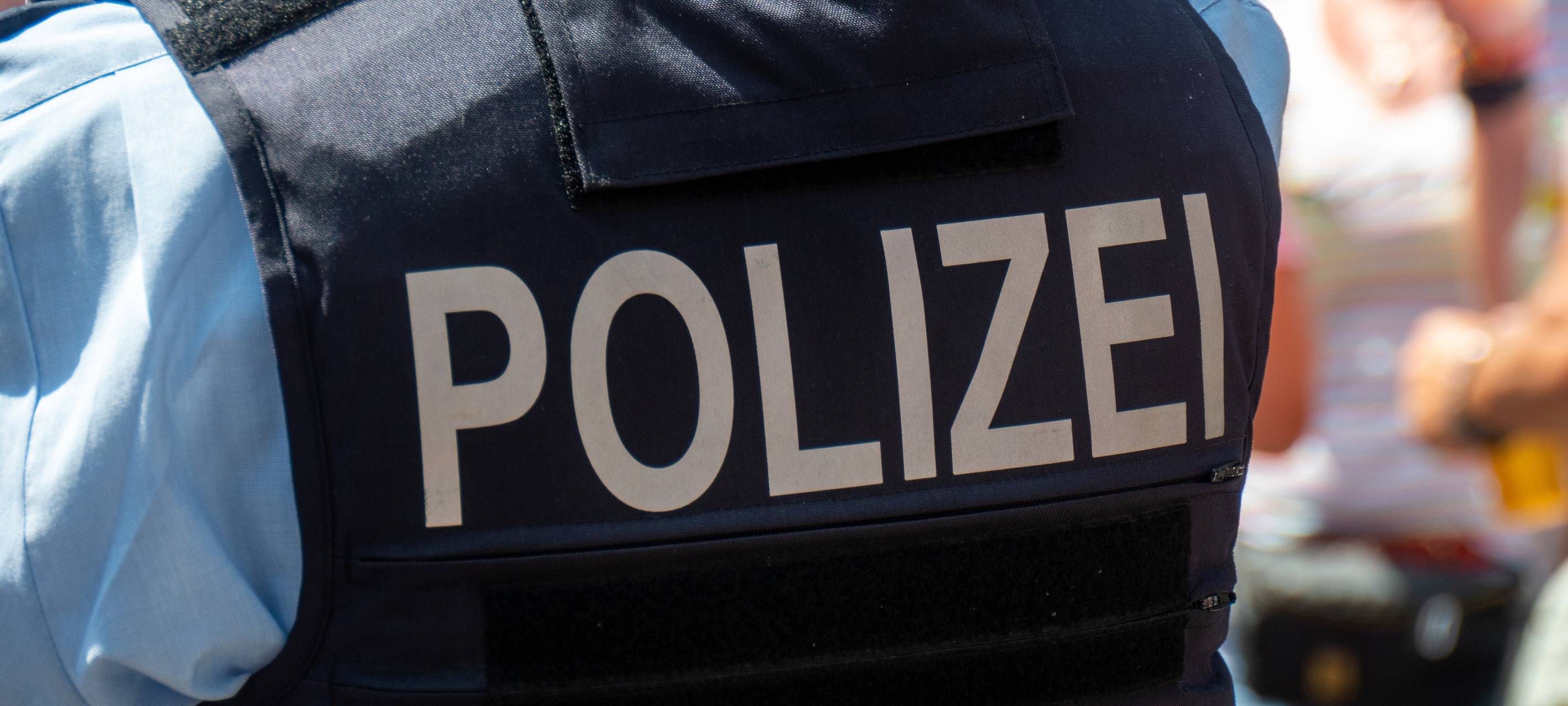 Deutsche Polizeibeamte im Einsatz auf der Straße.