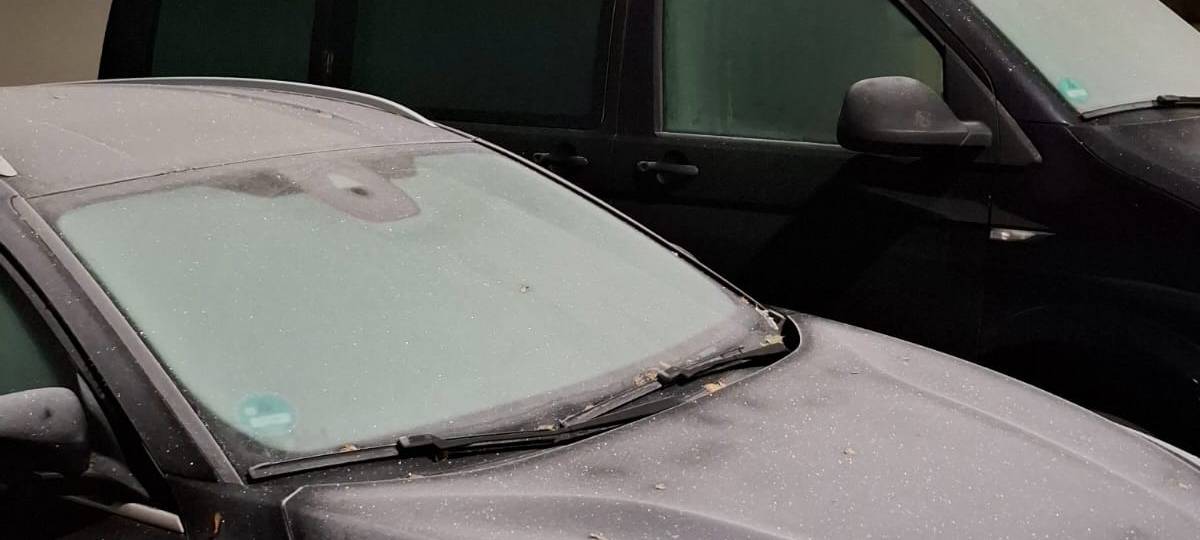 Zwei leicht gefrostete Autos auf dem Rheinische Post Campus in Heerdt. Es ist noch dunkel.