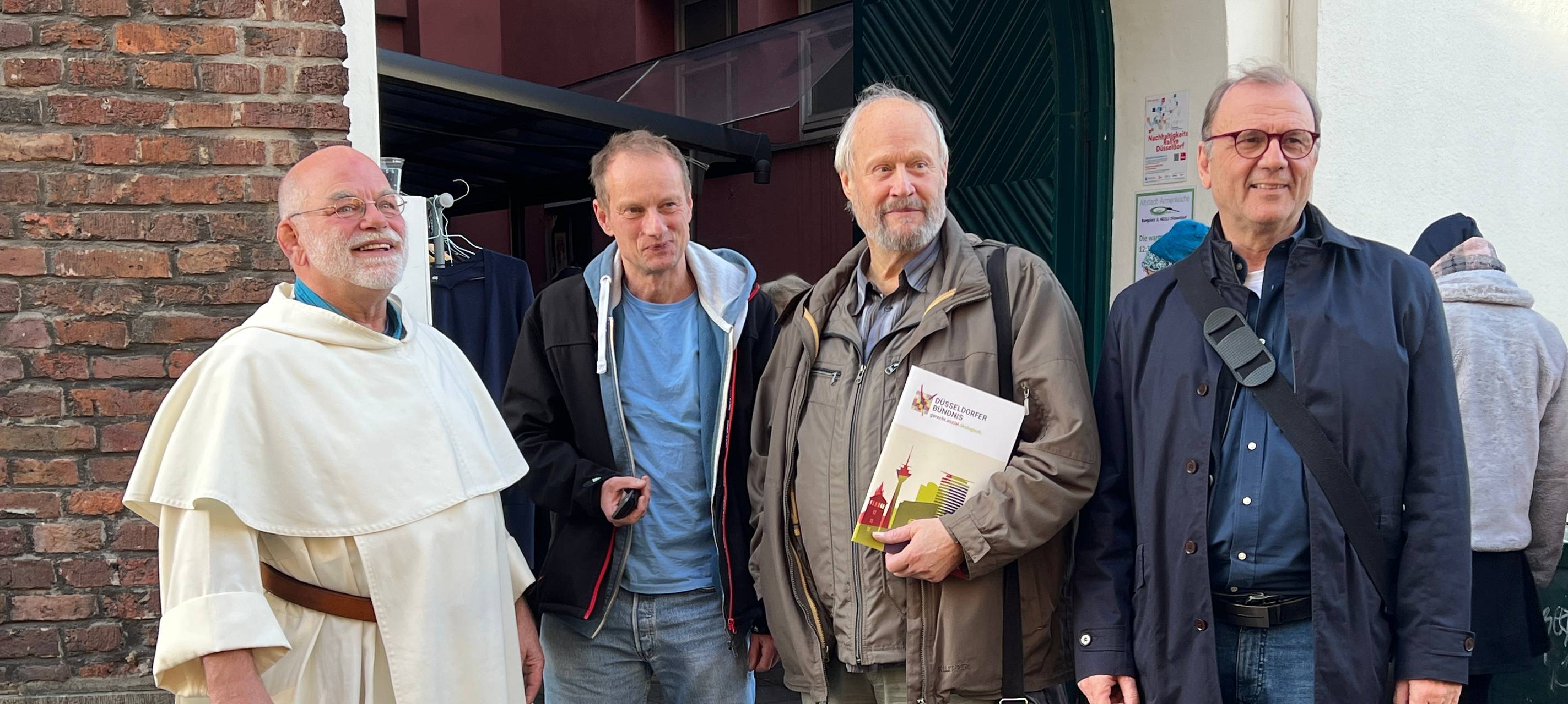 Wolfgang Sieffert OP, Holger Kirchhöfer, Winfried Gather und Uwe Foullong vor der Altstadt Armenküche