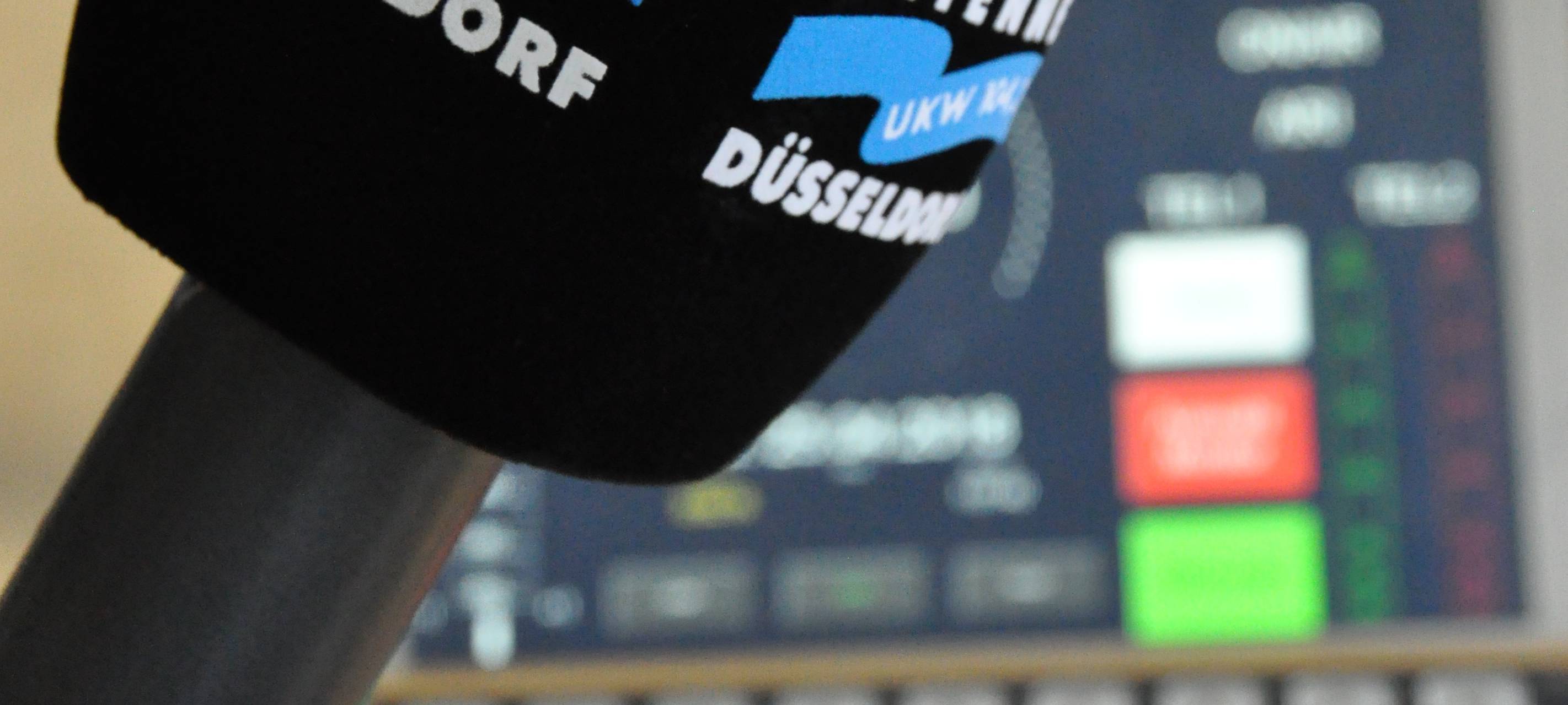 Ein Antenne-Düsseldorf Mikrofon im Studio. Im Hintergrund sind Regler zu erkennen.