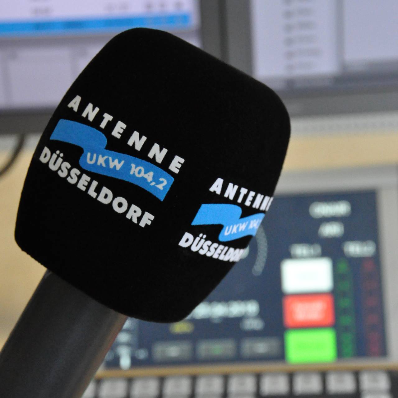 Ein Antenne-Düsseldorf Mikrofon im Studio. Im Hintergrund sind Regler zu erkennen.