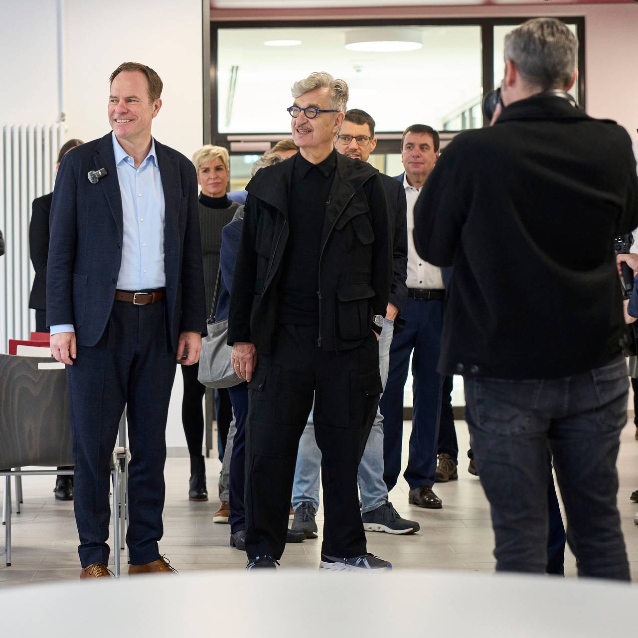 Wim Wenders schaut sich gemeinsam mit Oberbürgermeister Stephan Keller den Neubau des Wim-Wender-Gymnasiums an.