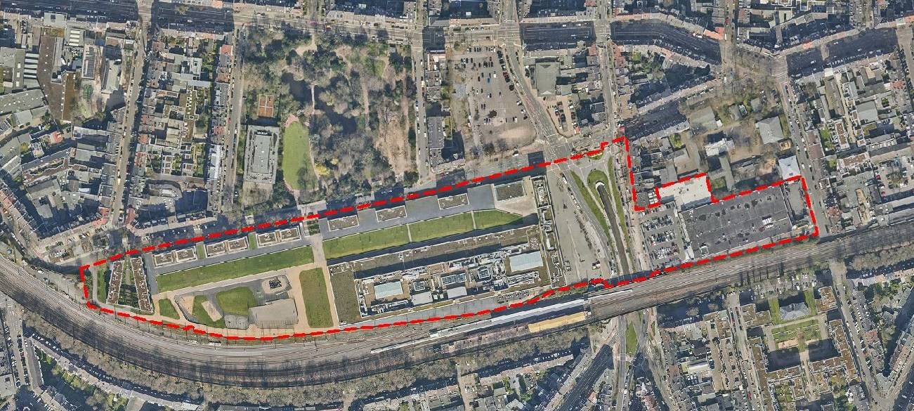 Der Bilker S-Bahnhof im Luftbild mit Straßen, Arcaden, Platz und Schienen. Das Umfeld soll bald verändert werden.