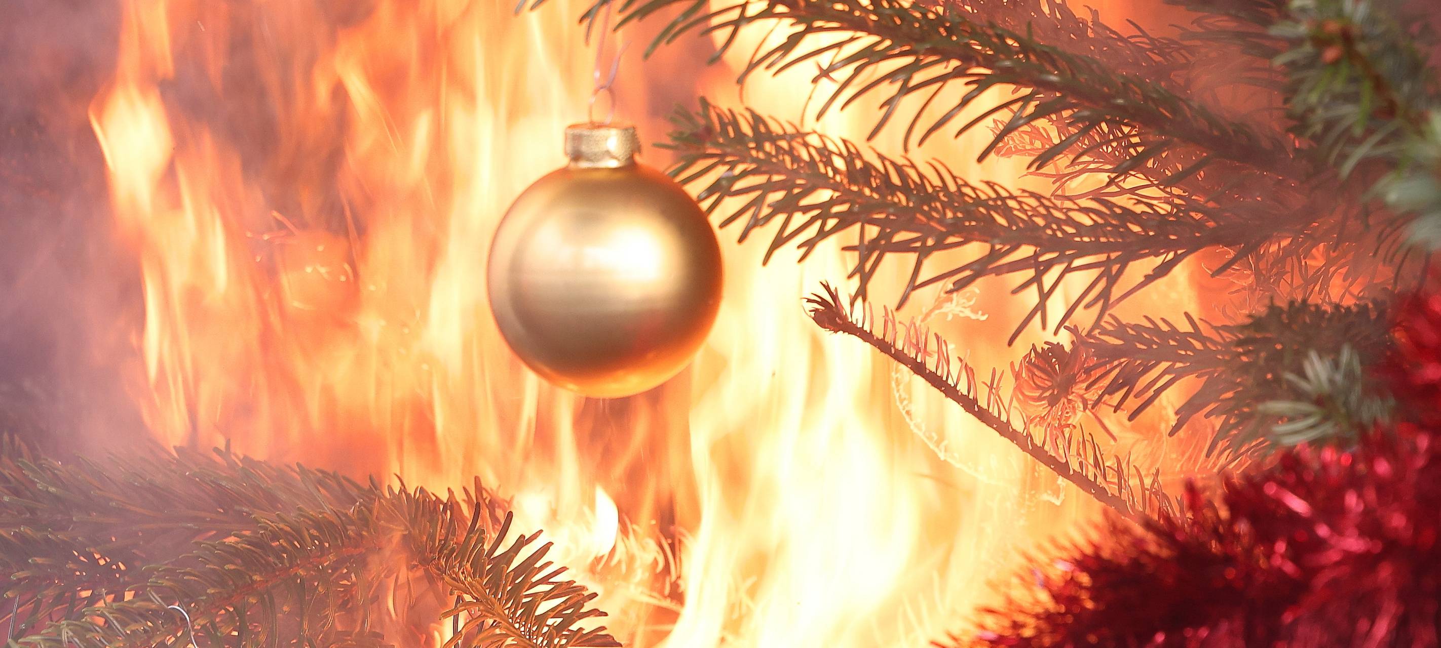 Feuer: Ein Tannenbaum mit roten und goldenen Kugeln ist in Flammen aufgegangen.