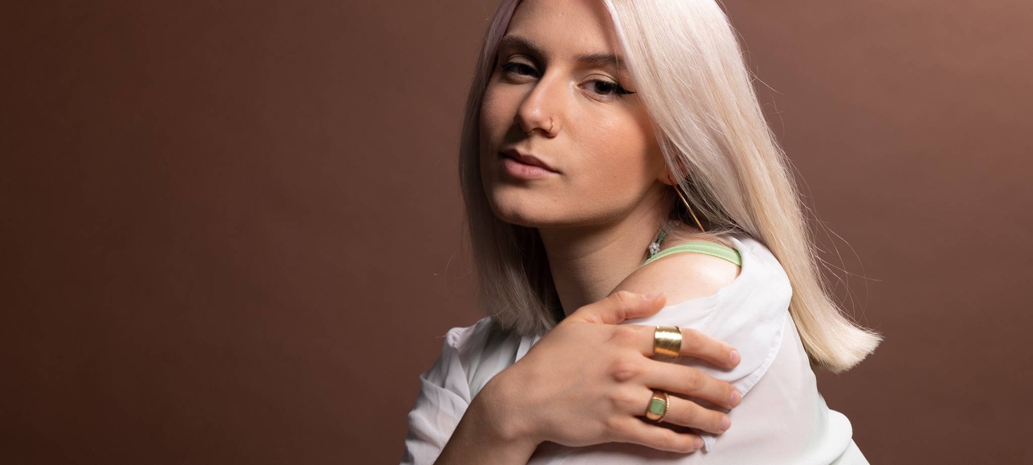 Künstlerin Leonora aus dem Raum Düsseldorf. Sie erhielt 2024 den Preis "Bandprofessionalisierung" der Stadt Düsseldorf.