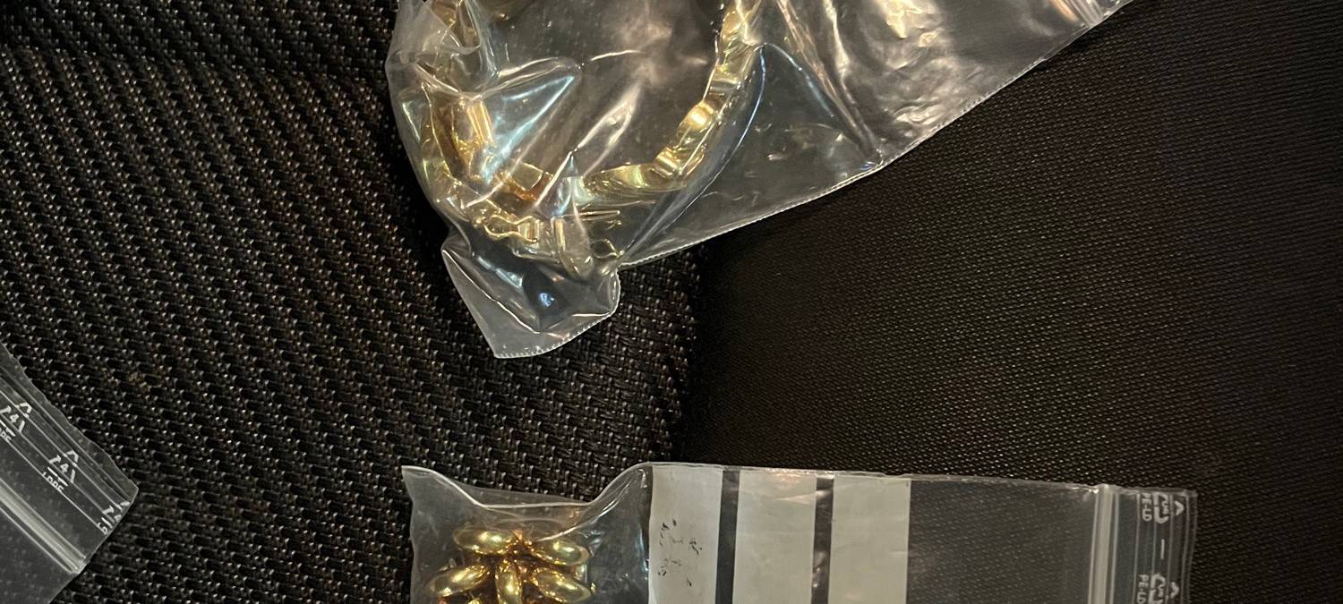 Diebesgut nach Wohnungseinbruch. Zu sehen sind eine Kette und Schmuck in Plastiktüten.