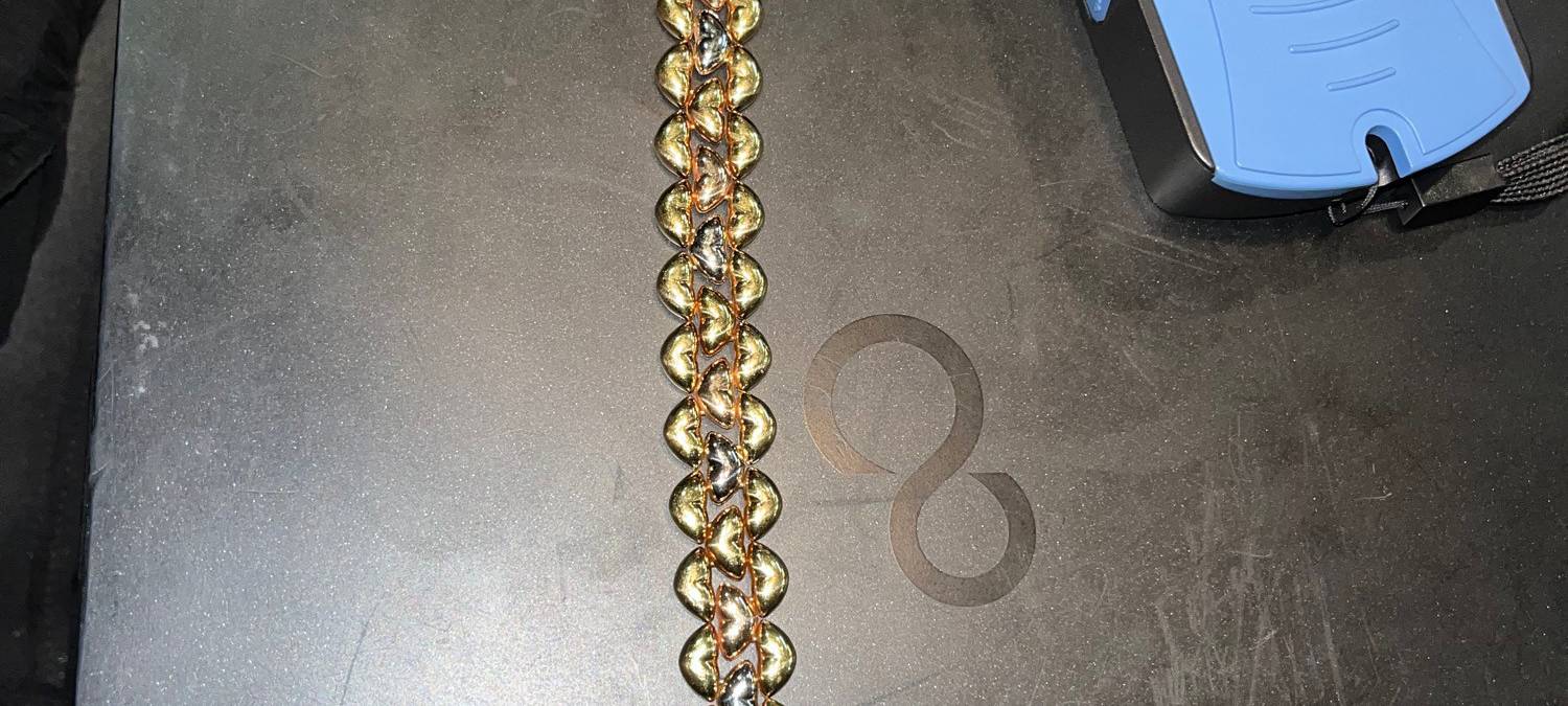 Diebesgut nach Wohnungseinbruch. Zu sehen ist ein Armband, das auf einem Tisch liegt.