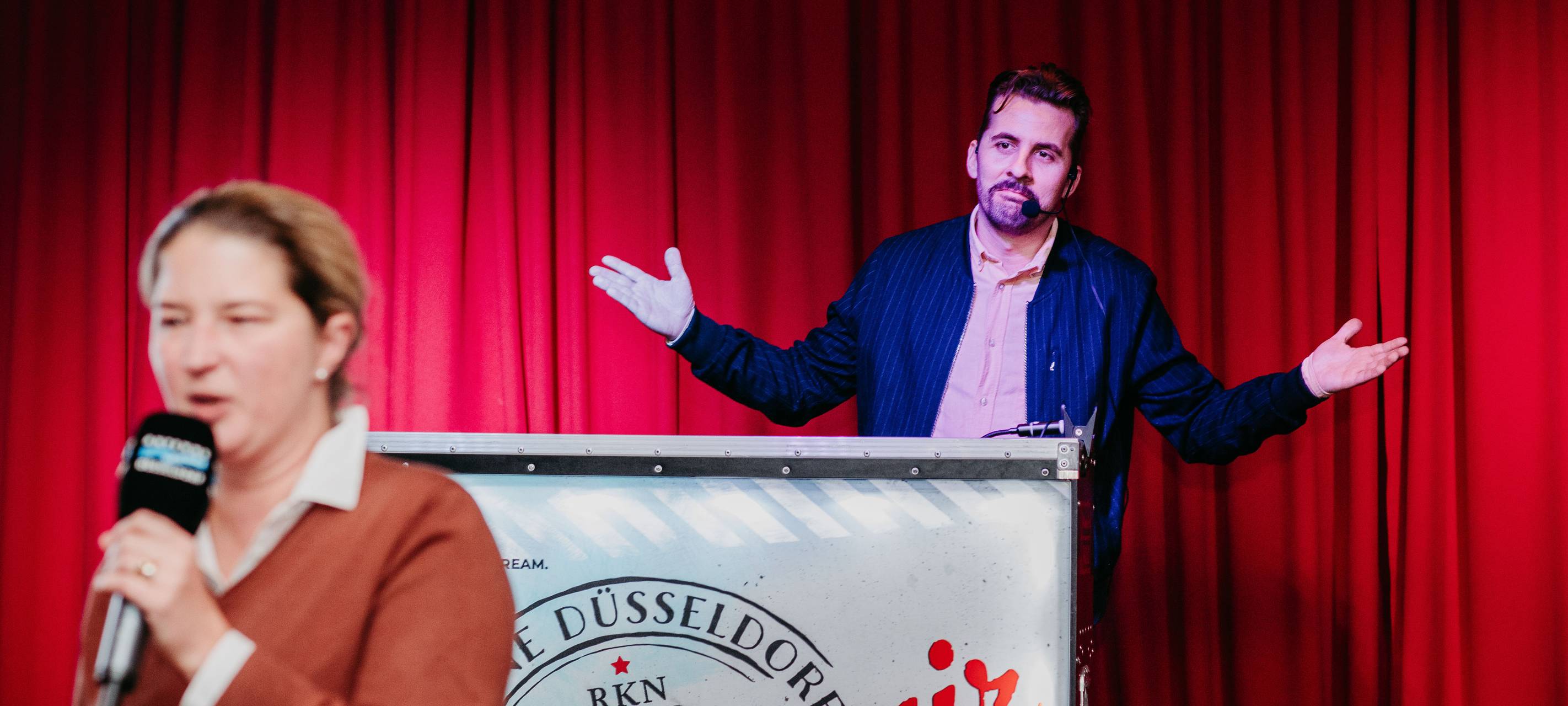 Die Moderatoren beim Antenne-Düsseldorf-Kneipenquiz Vol. 5 - Celina von Schweinichen und Arne Klüh