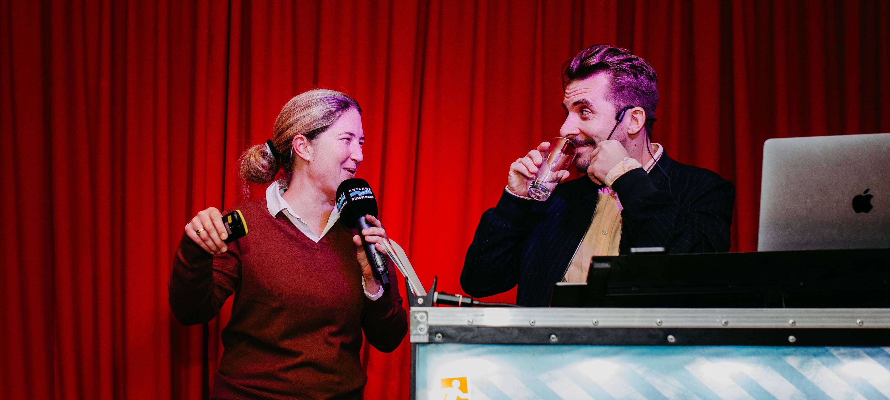 Celina von Schweinichen und Arne Klüh - die Moderatoren beim Antenne-Düsseldorf-Kneipenquiz Vol.5