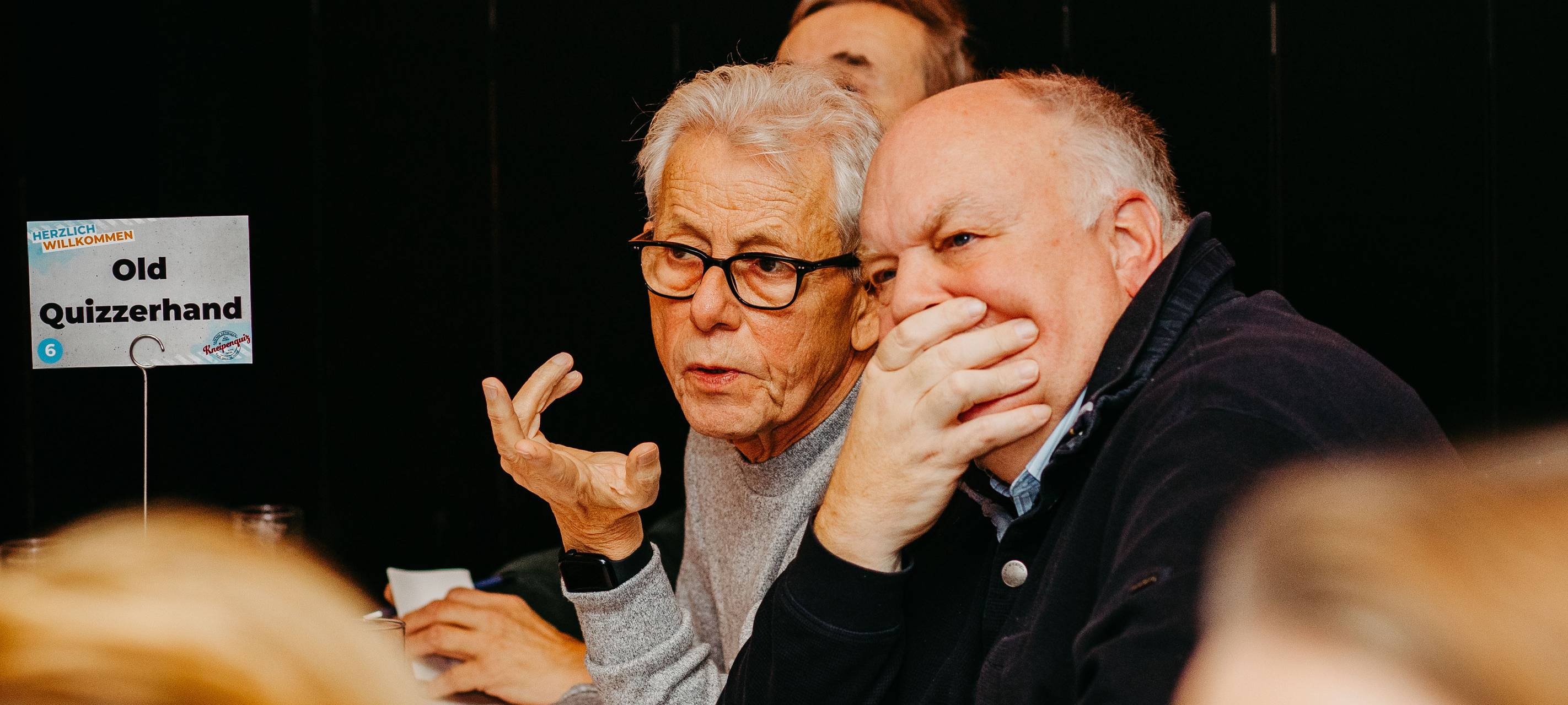 Team Old Quizzerhand am rätseln beim Antenne-Düsseldorf-Kneipenquiz