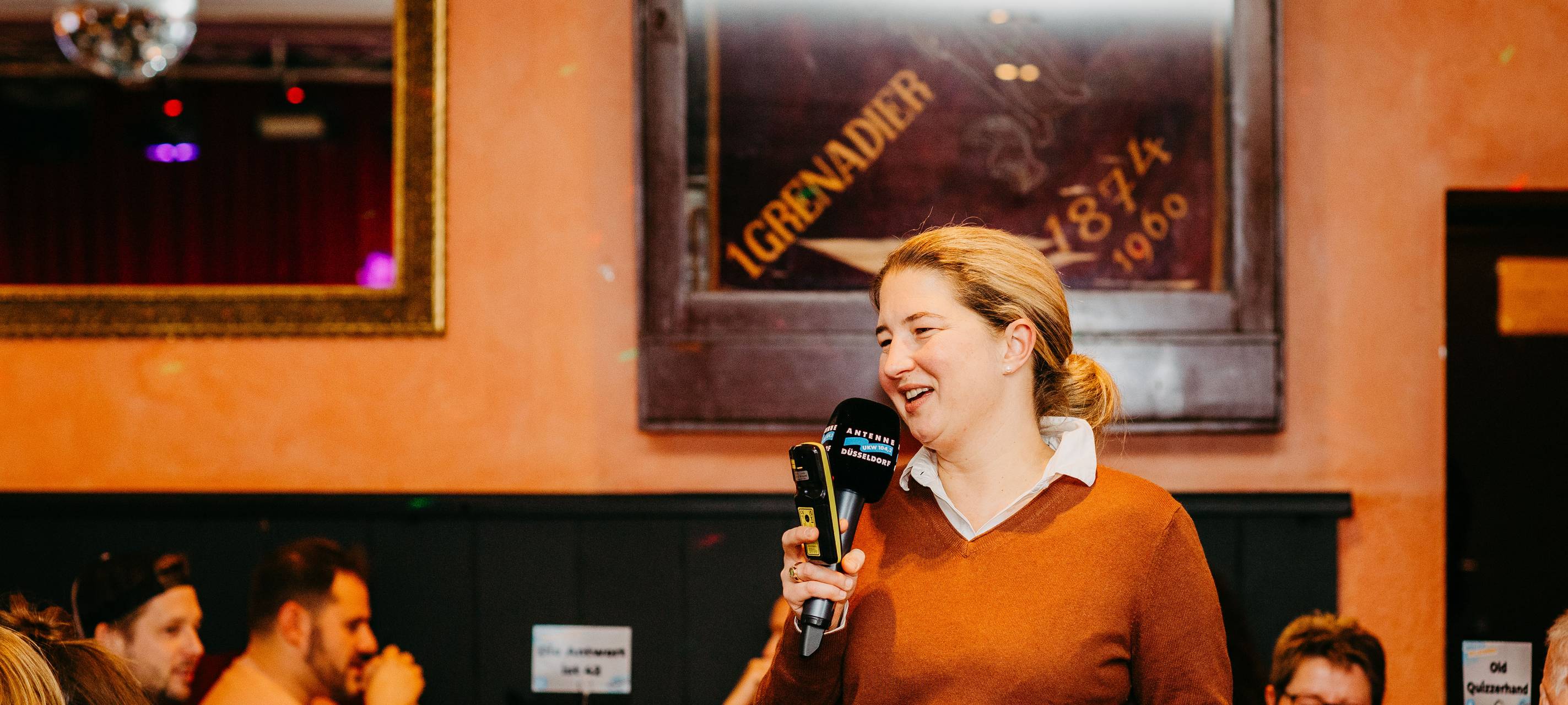 Quizmasterin beim Antenne-Düsseldorf-Kneipenquiz Vol.5 - Celina von Schweinichen