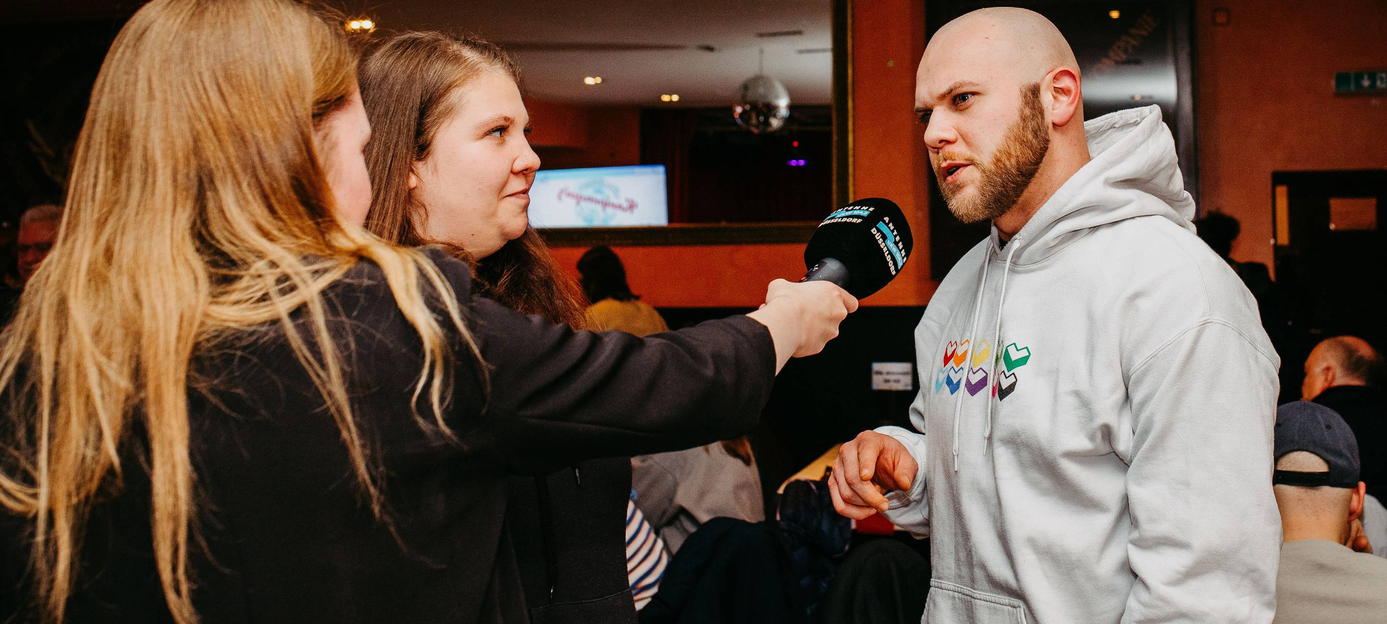 Kneipenquizzler am Antenne-Düsseldorf-Mikrofon