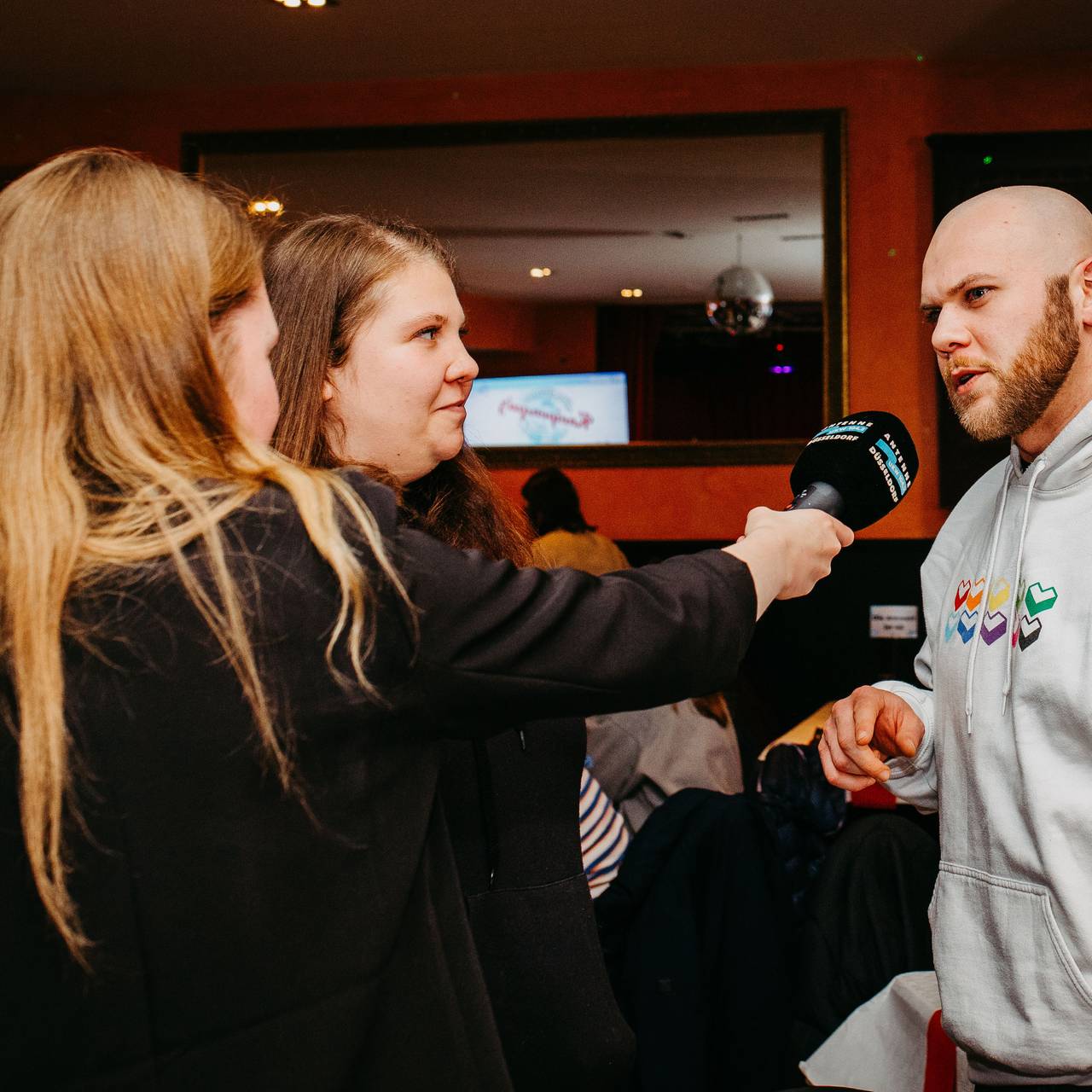 Kneipenquizzler am Antenne-Düsseldorf-Mikrofon