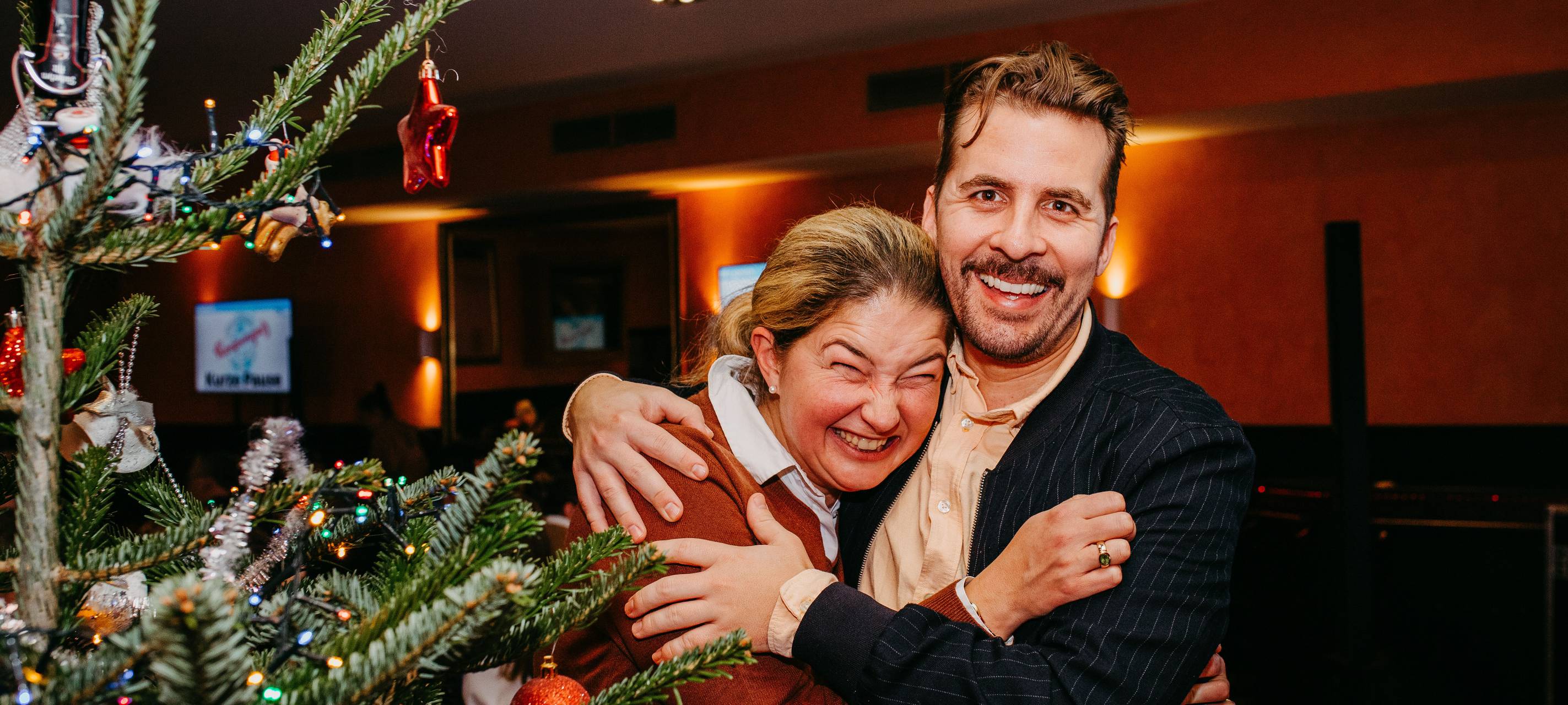 Die Moderatoren beim Antenne-Düsseldorf-Kneipenquiz Vol. 5 - Celina von Schweinichen und Arne Klüh