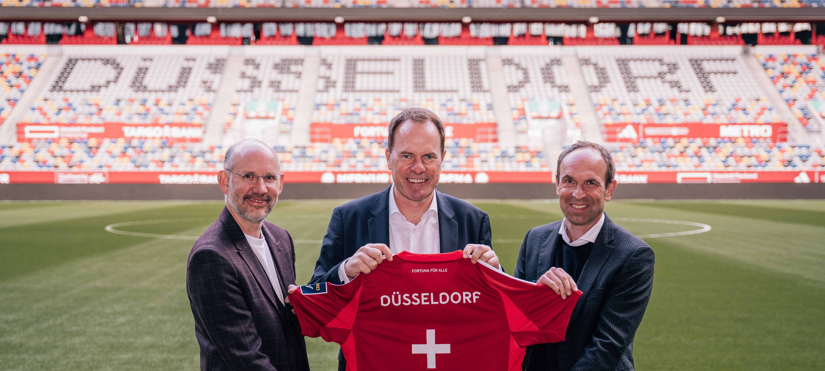 Michael Brill, OB stephan Keller und Alexander Jobst mit Fortuna-Trikot in der Arena