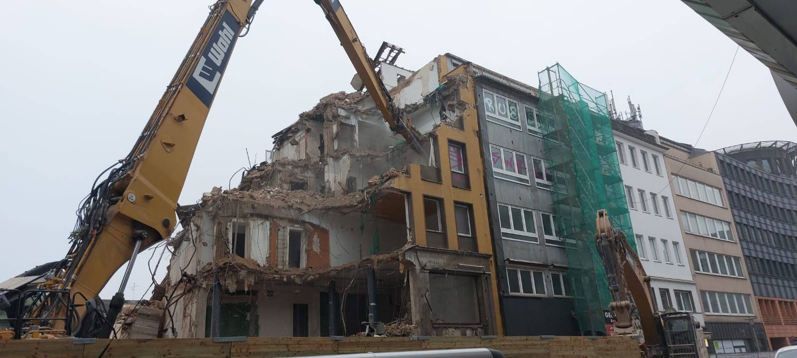 Das Gebäude, in dem sich der traditionsreiche Stern-Verlag auf der Friedrichstraße befand, wird abgerissen.
