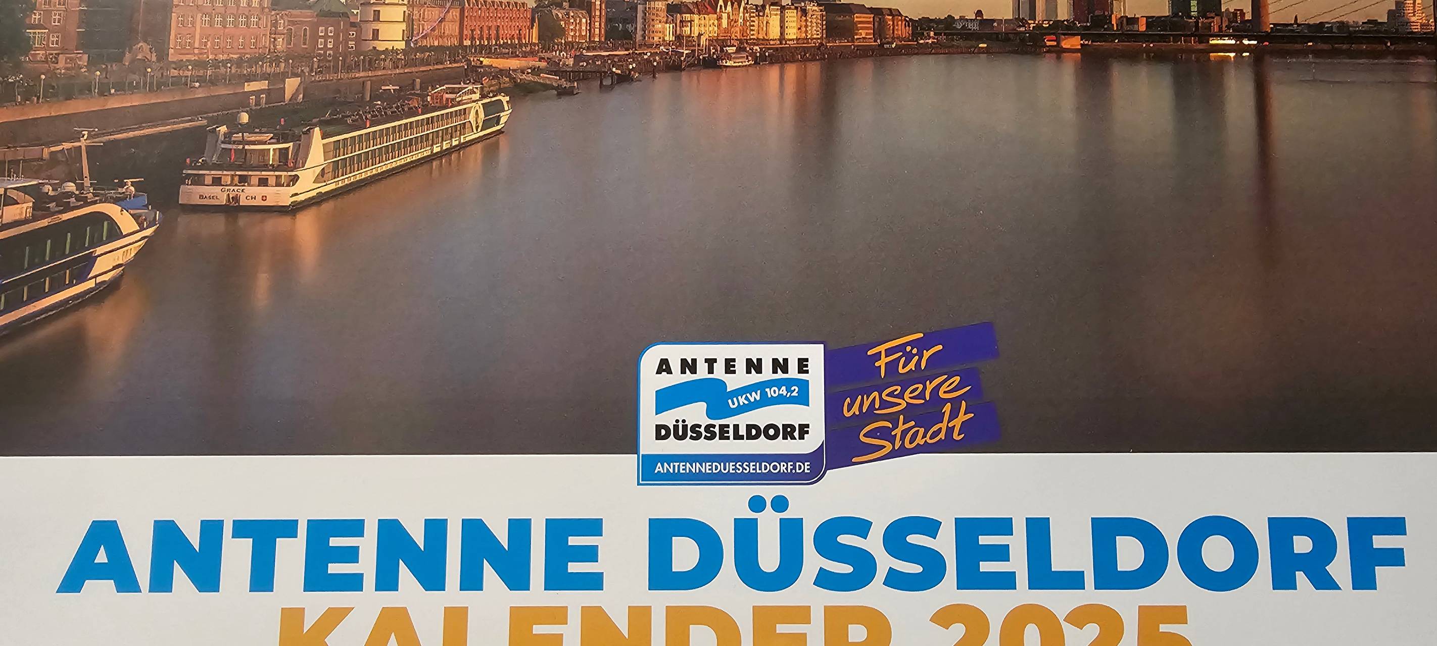 Der Antenne-Düsseldorf-Kalender 2025. Das Titelbild steht im Mittepunkt.