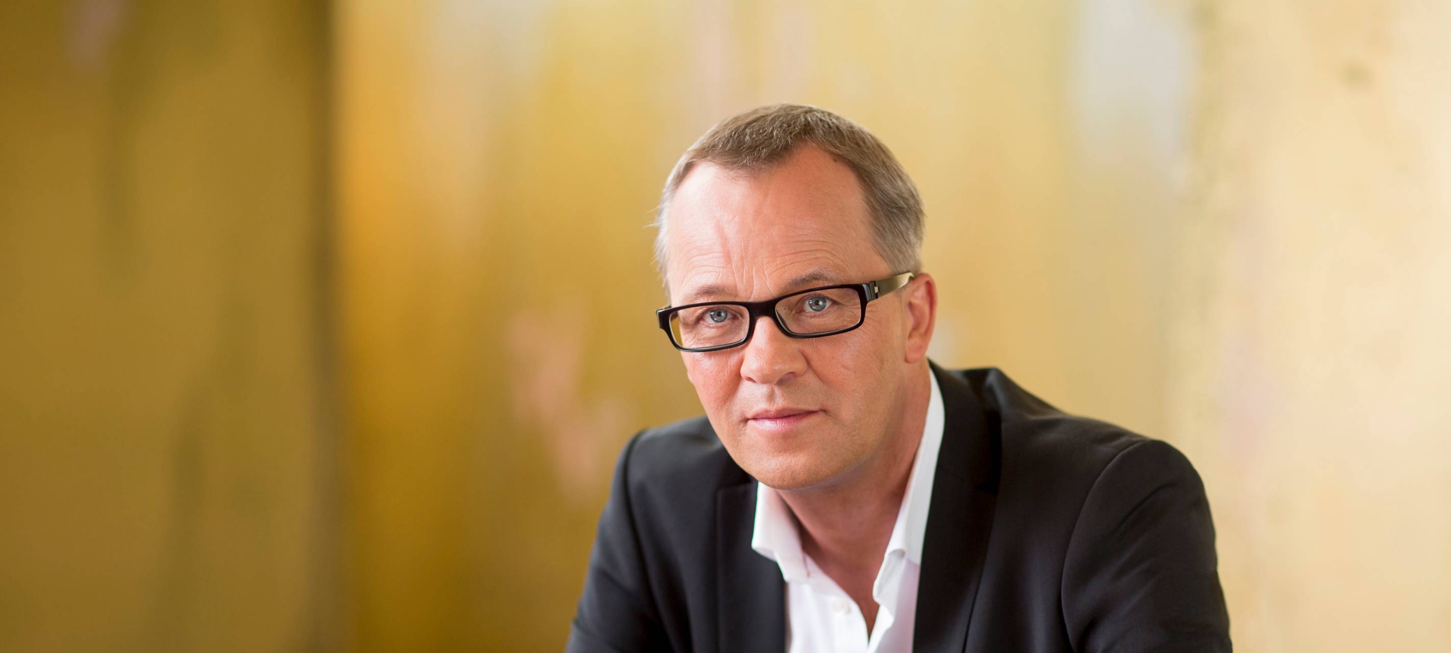 Opern-Generalintendant Prof. Christoph blickt in die Kamera.