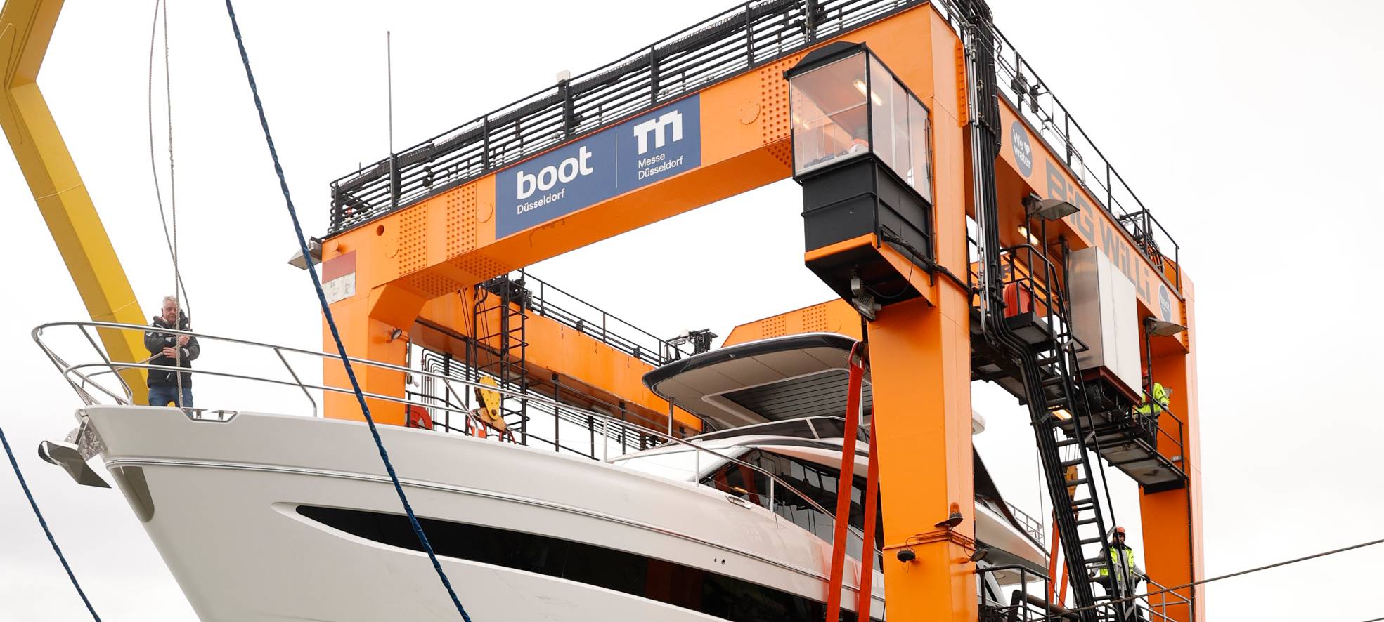 Der Schiffskran Big Willi hebt eine 20-Meter-Yacht aus dem Rhein