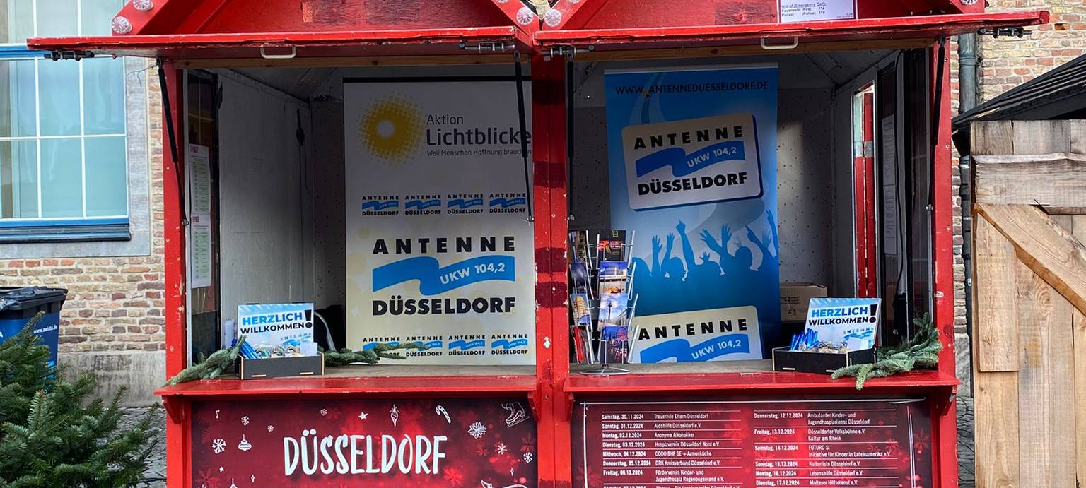 Die Ehrenamtshütte auf dem Marktplatz - mit Antenne-Düsseldorf-Werbung.