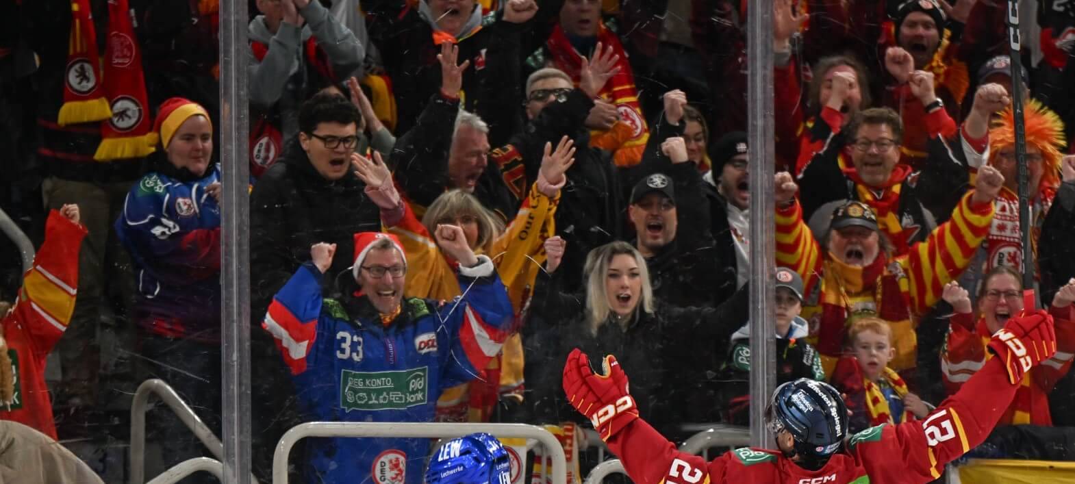 DEG-Stürmer Brendan O'Donnell bejubelt vor der DEG-Kurve ein Tor.