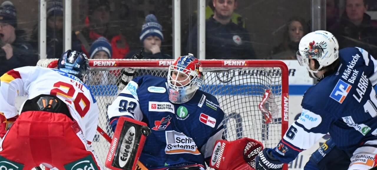 Eishockey-Torwart hält Schuss von Alexander Ehl, DEG spielt in Iserlohn